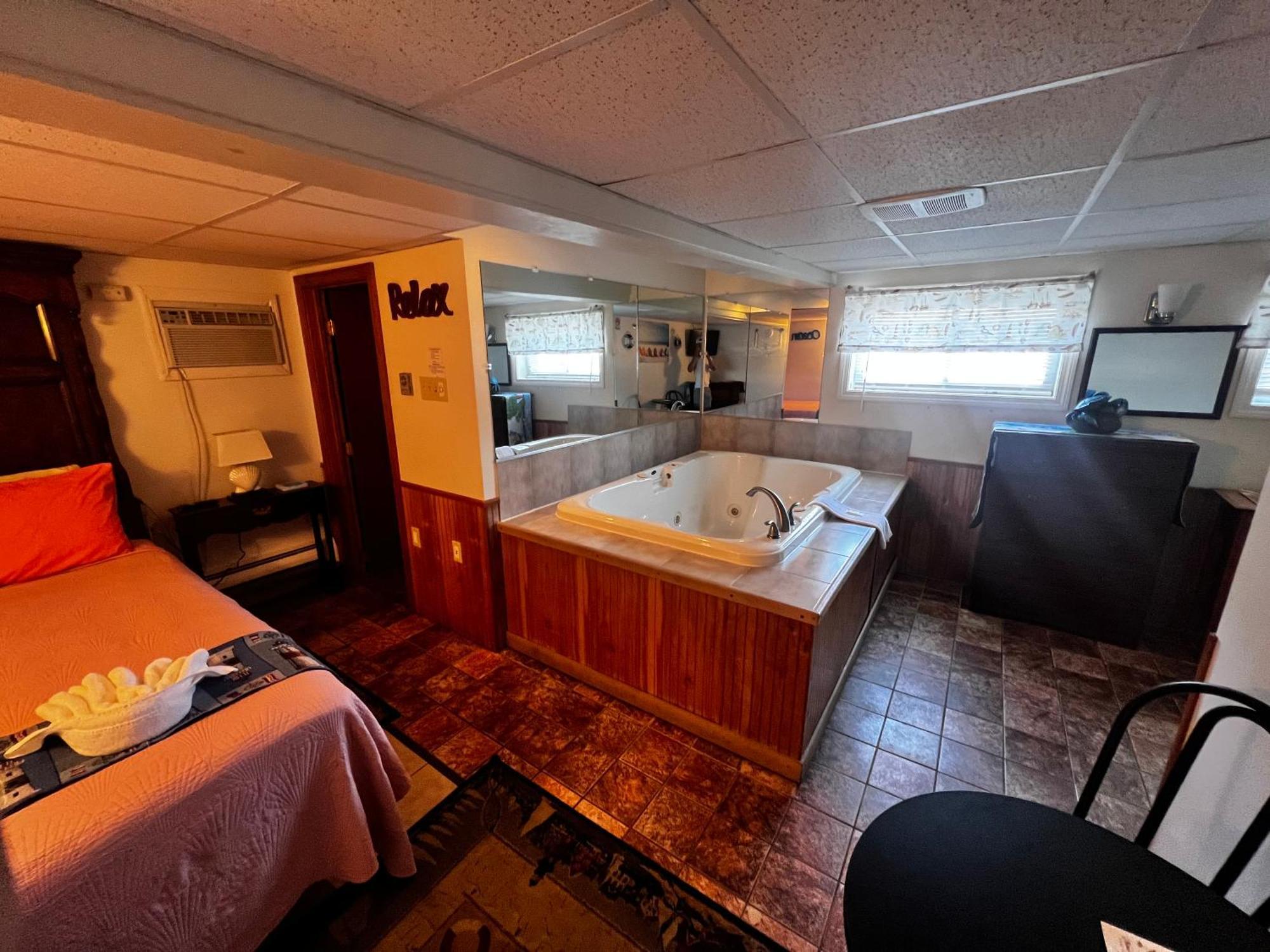 Queen Jacuzzi Basement,1598253567:JPEG