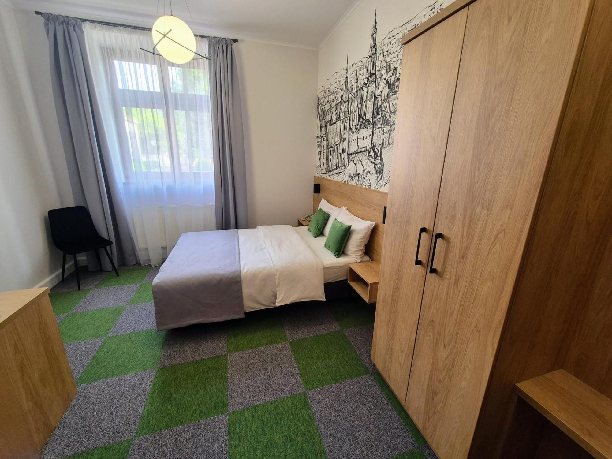 Standard Queen Room