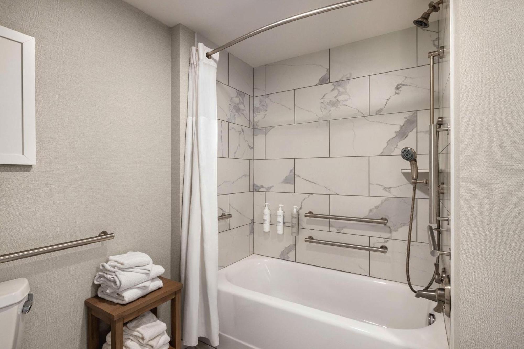 Queen Room Two Queen Beds Bath Tub Oceanfront Floor 5