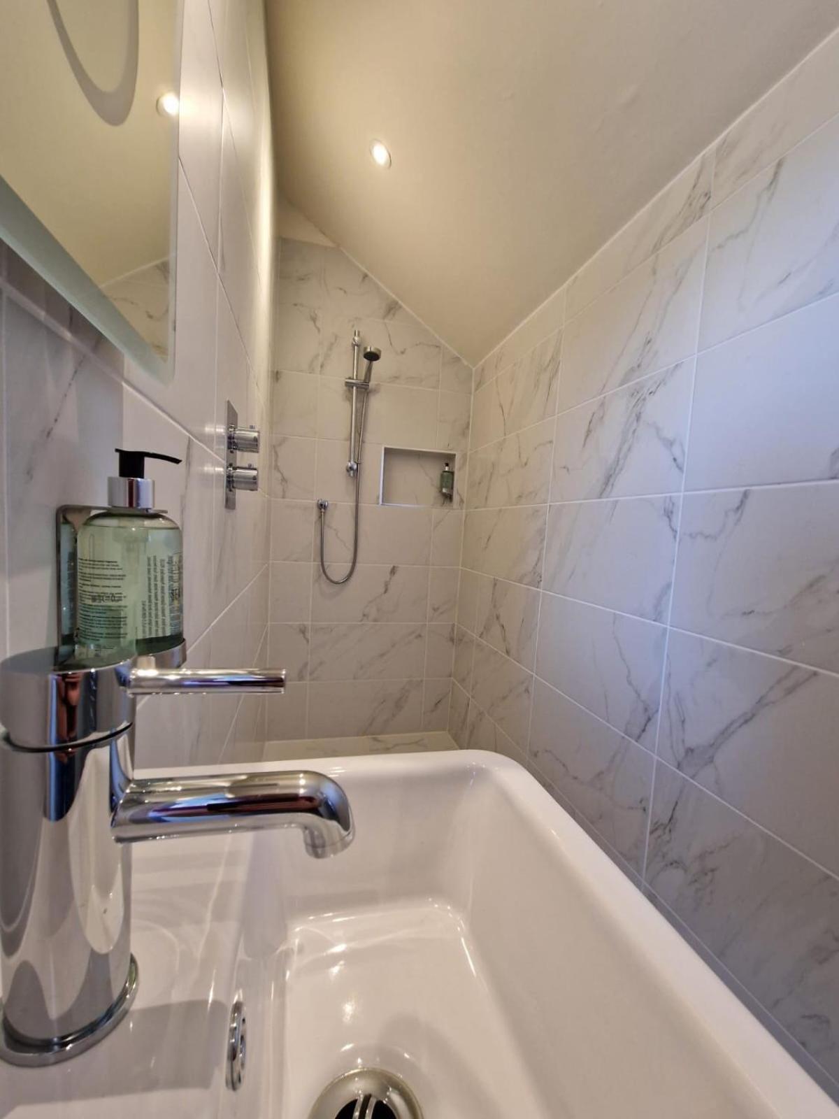 Deluxe Double Room Shower