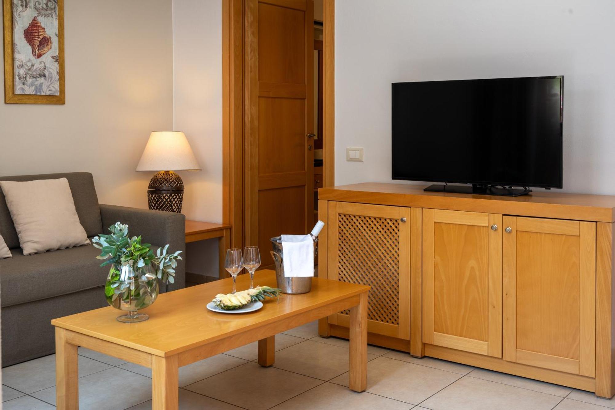 Suite con 2 Camere da Letto, Vista Mare e Piscina Privata