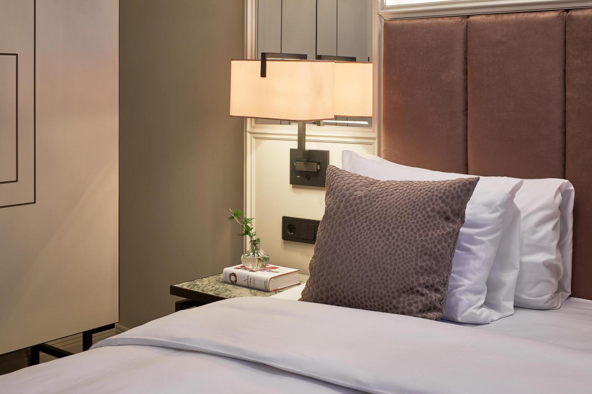 Elegant Essential 140 CM bed