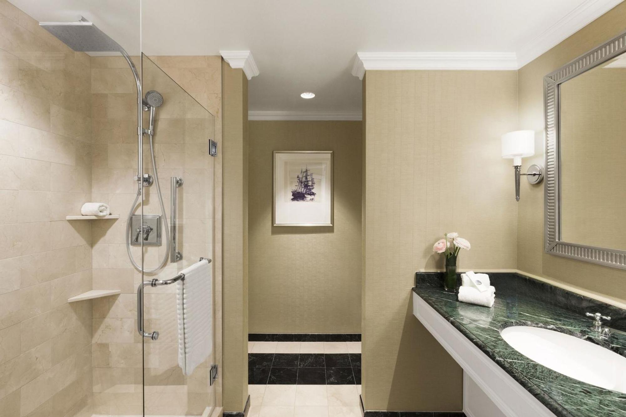 Superior King Room City View