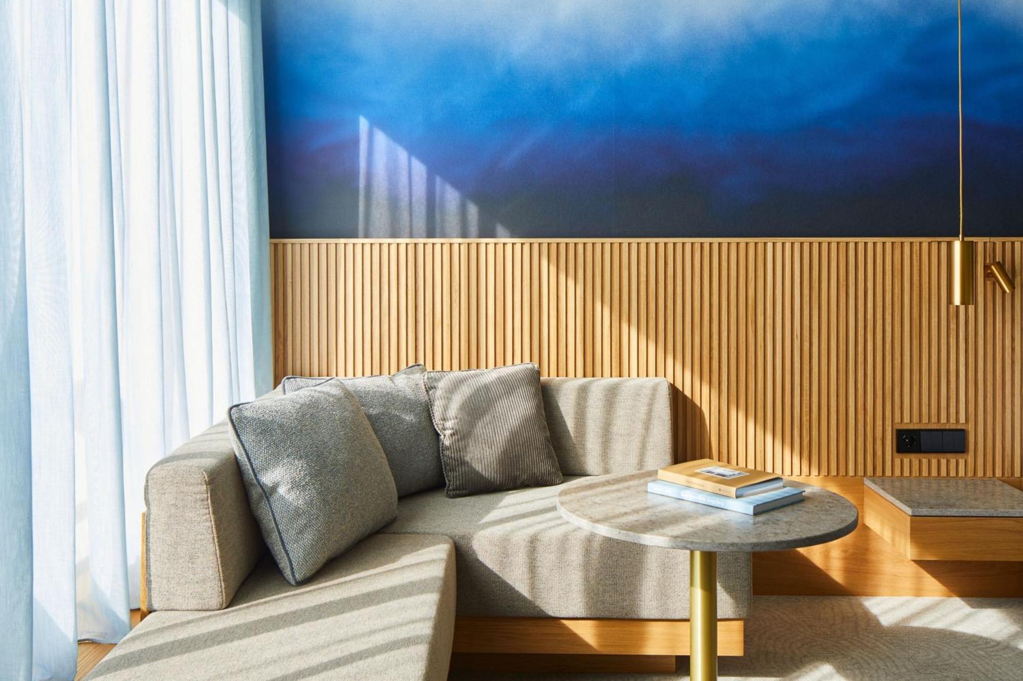 Executive Room 1 King City view