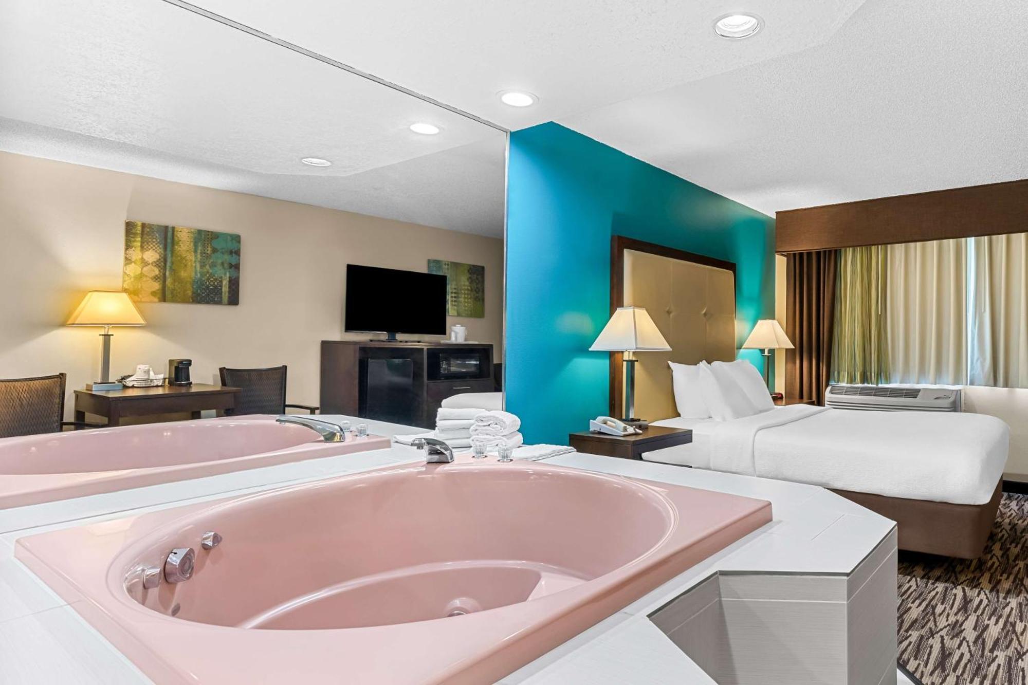 Queen Room with Whirlpool - Non-Smoking,1615394655:JPEG
