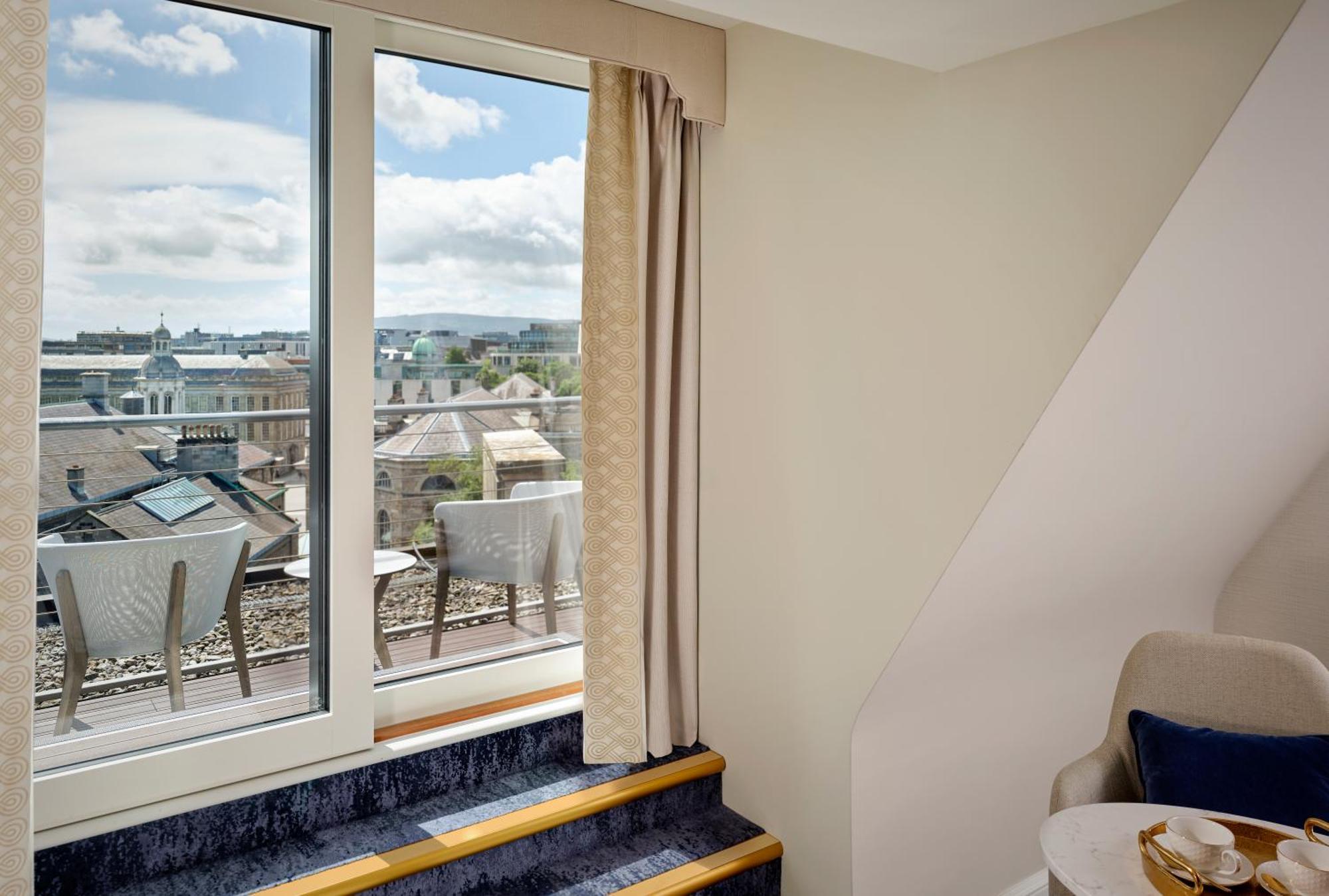 Heritage Deluxe King Room Balcony City View
