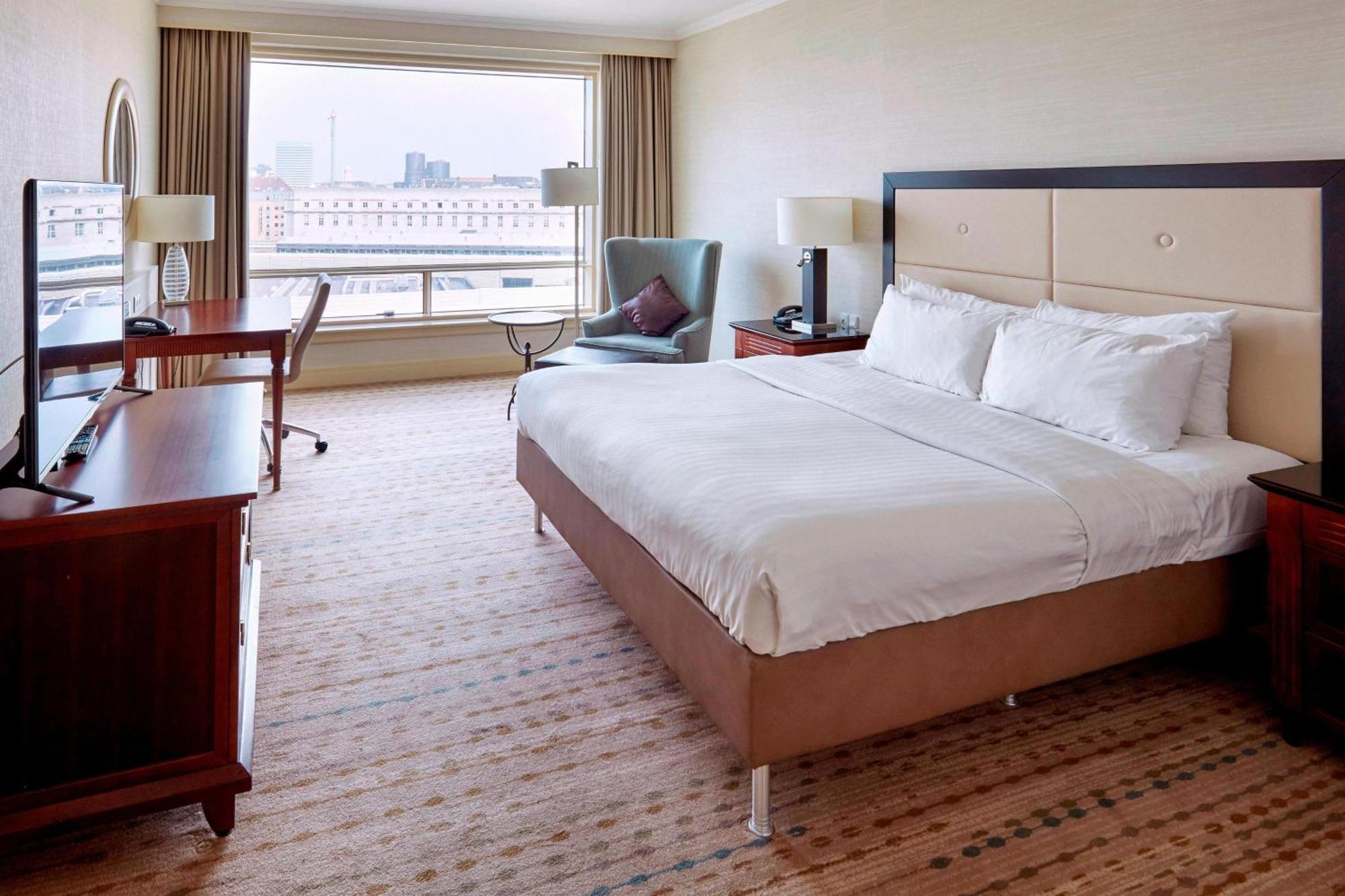 Deluxe Guest Room 1 King City View