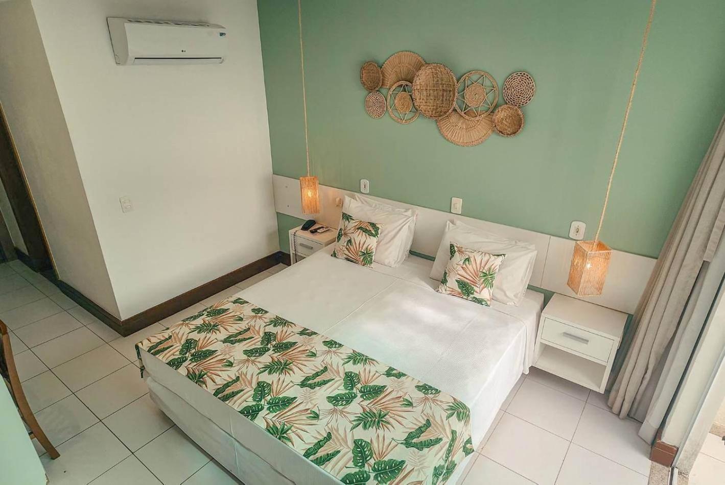 Suite con bañera de hidromasaje y cama grande