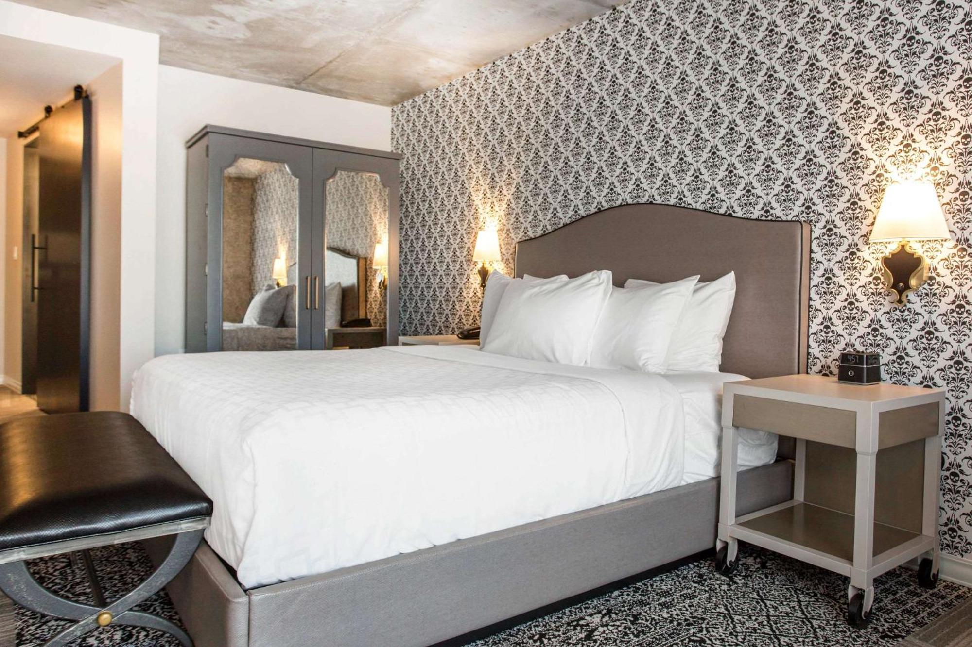 Standard Room, 1 King Bed, Non Smoking,1621435471:JPEG