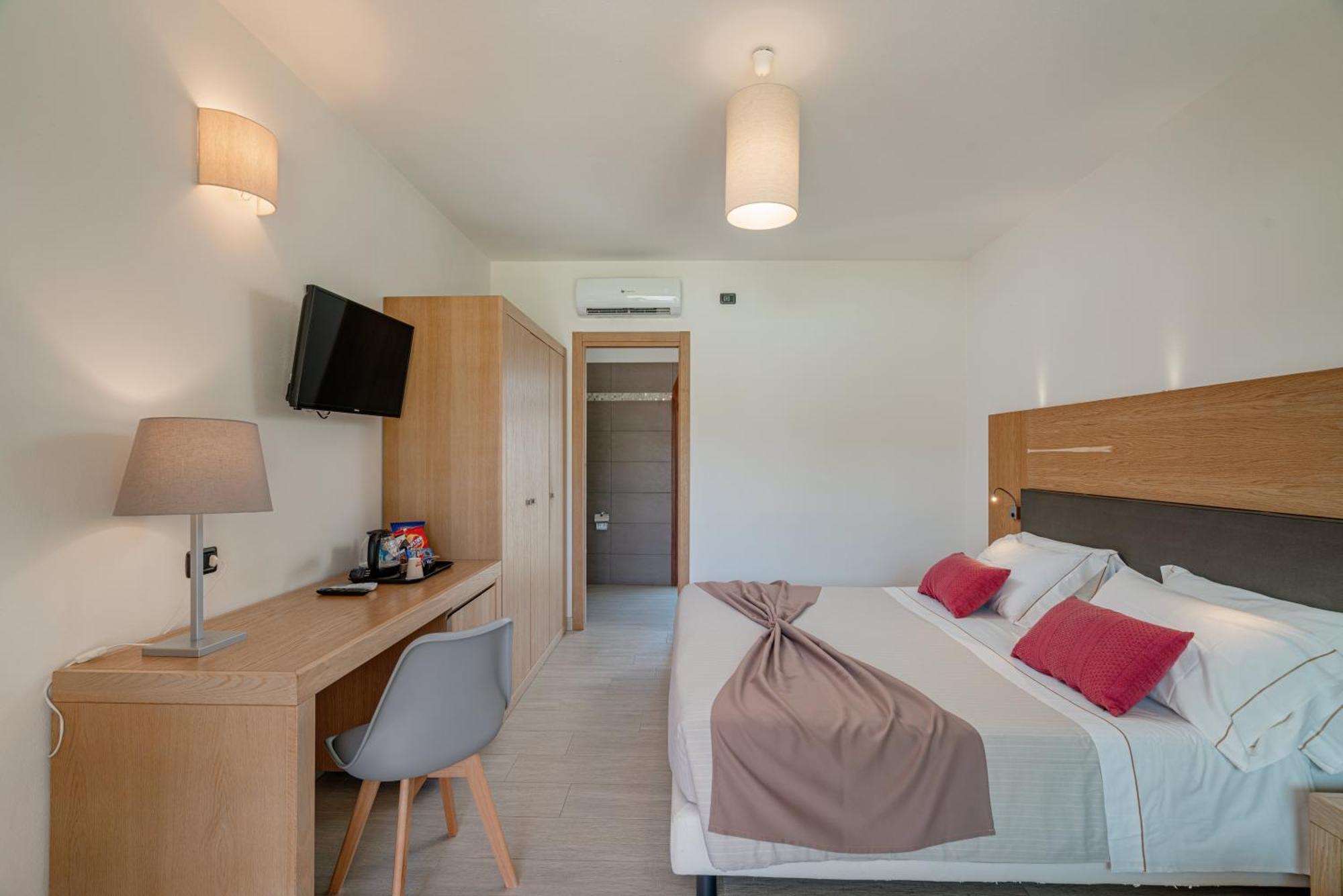 Deluxe Double or Twin Room Pool View