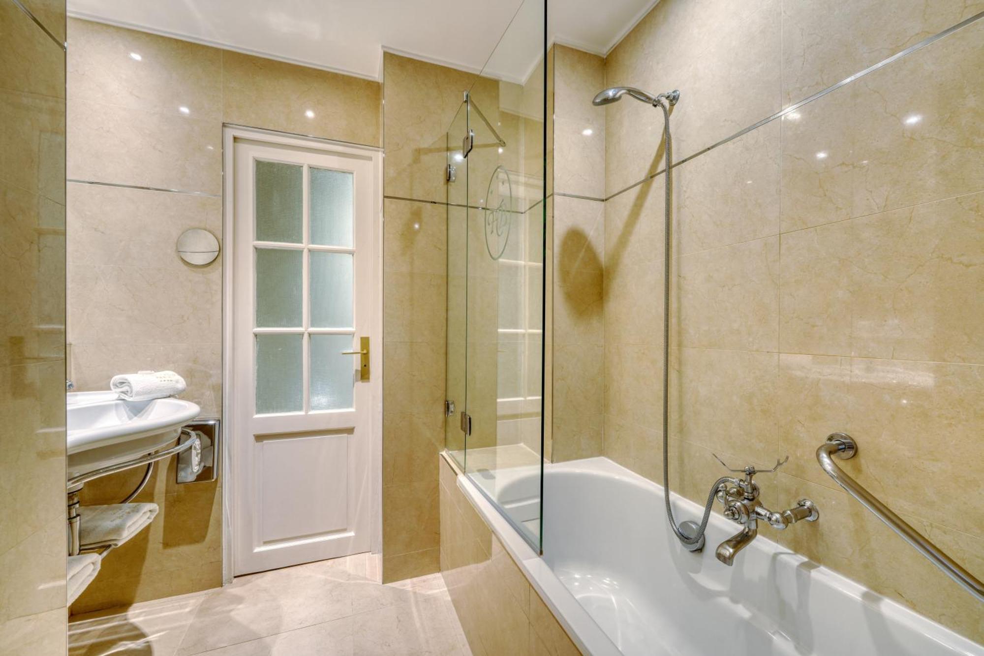 Quarto com 2 Camas de Solteiro