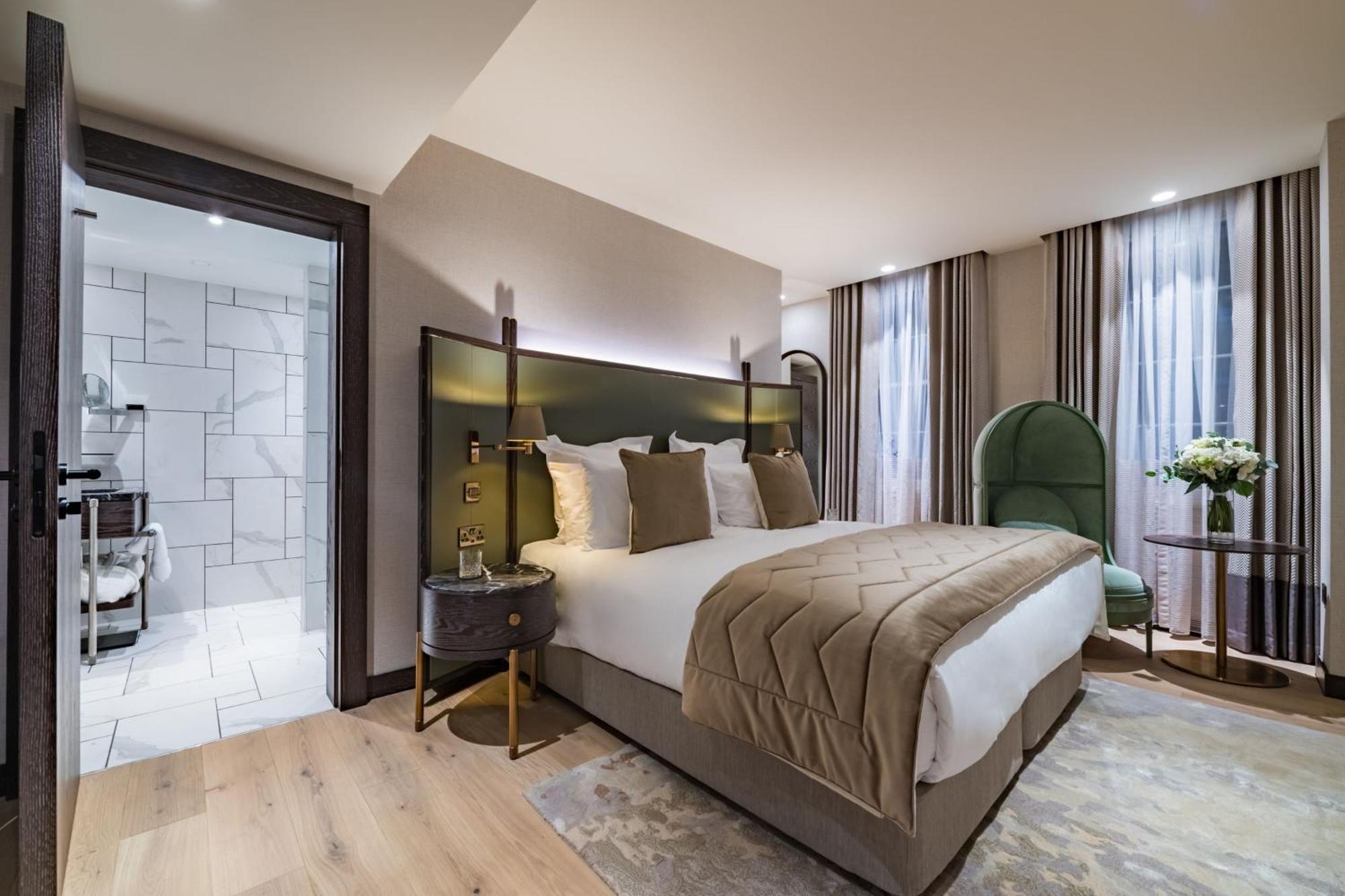 King Room Arthur Hope