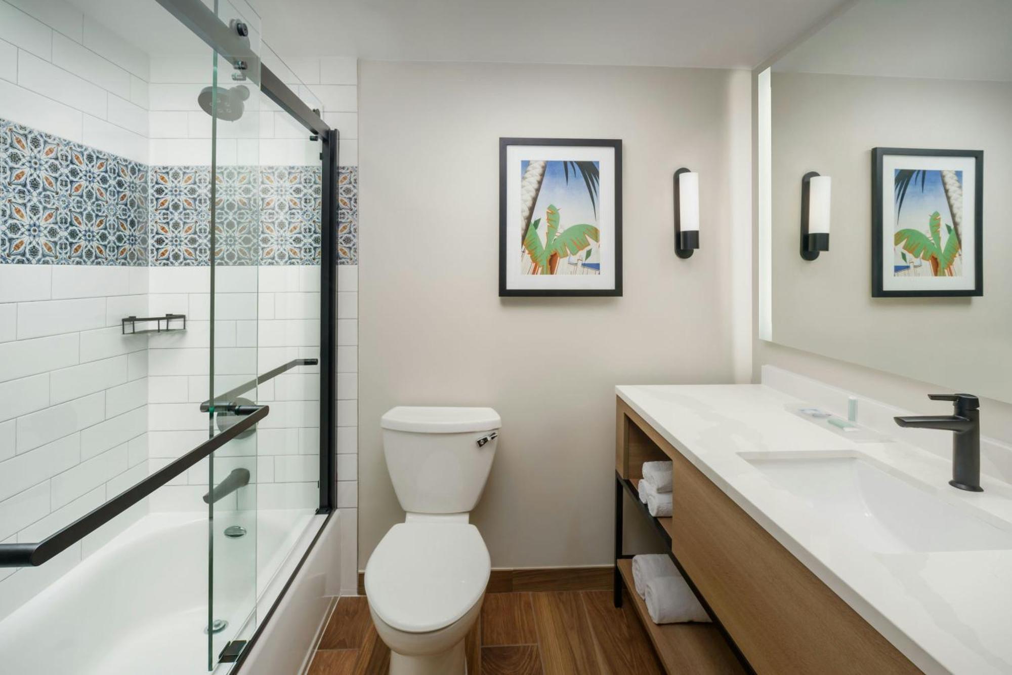 One-Bedroom Penthouse Apartment with King Bed, Oceanfront View, Sofa Bed, Sitting Area and Dining Area,1632220660:JPEG