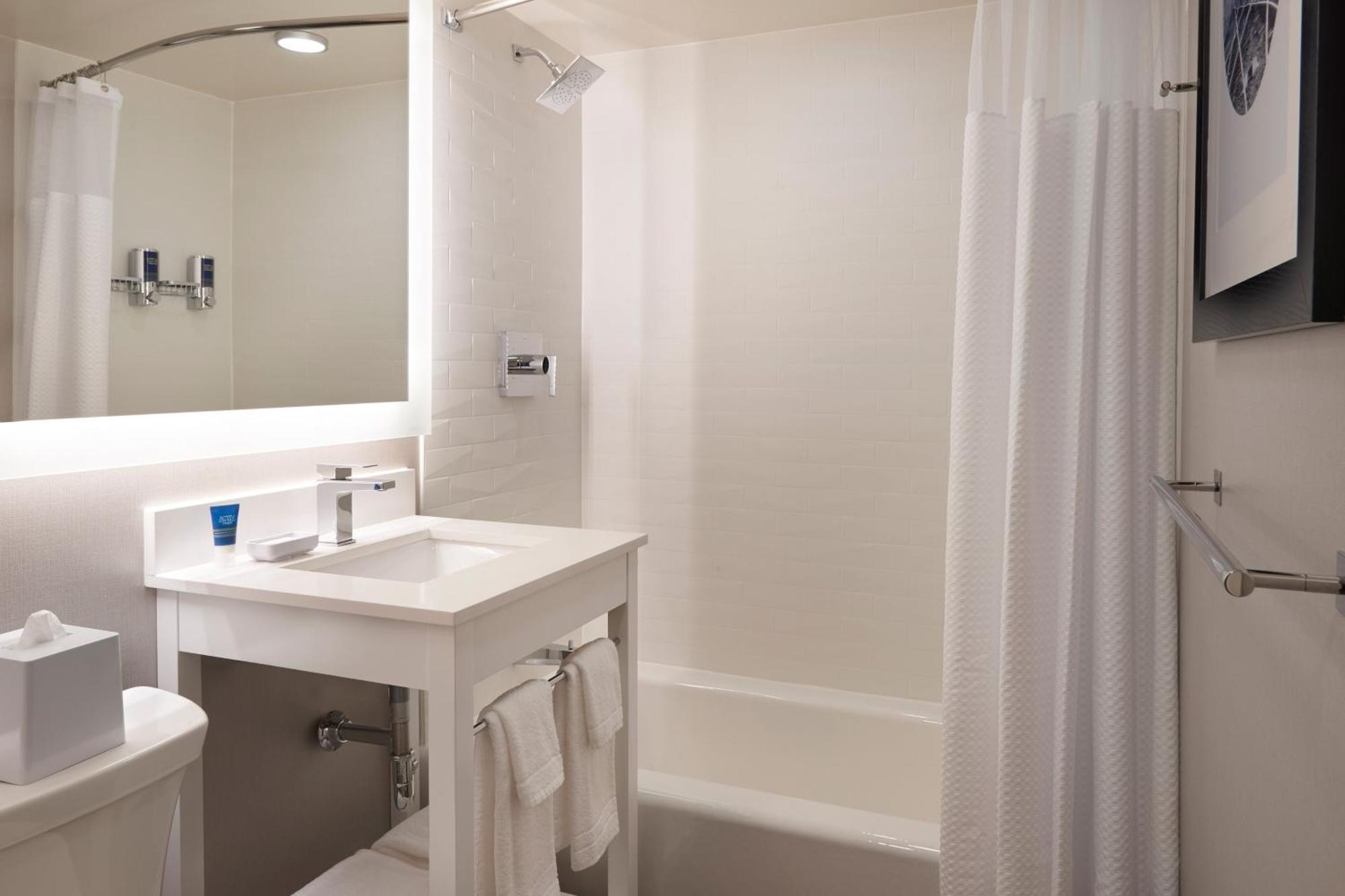 Guest room, 1 King, City view