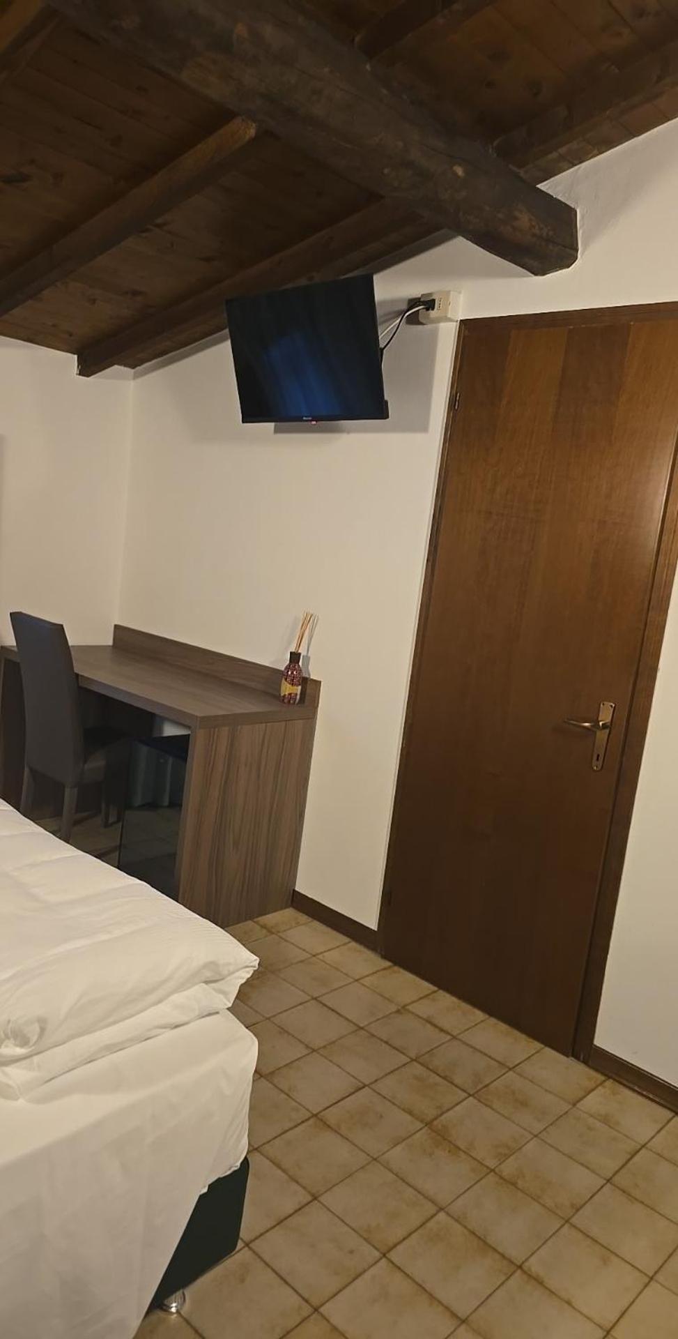 Twin Room,1634367864:JPEG