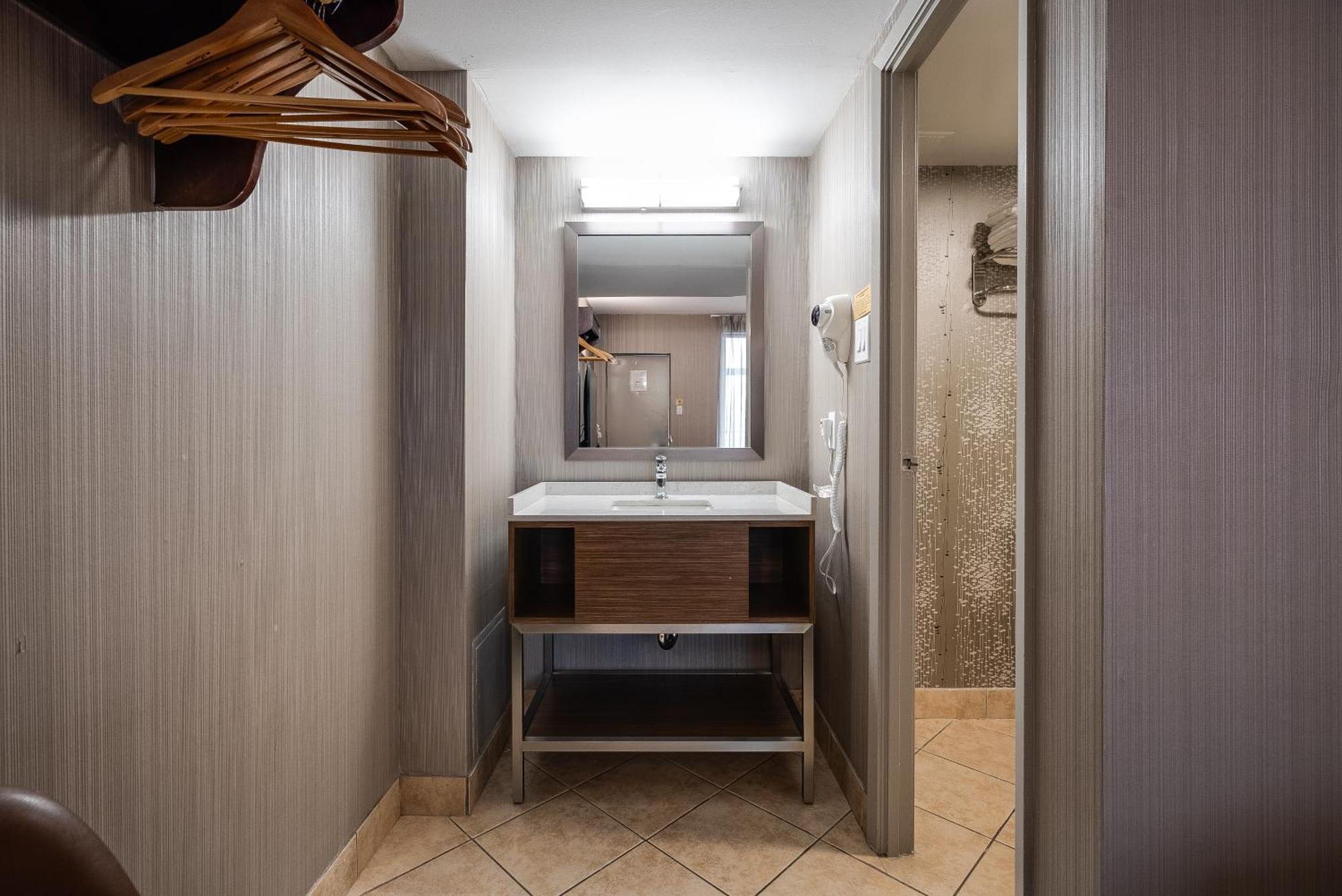 Queen Suite,1635245874:JPEG