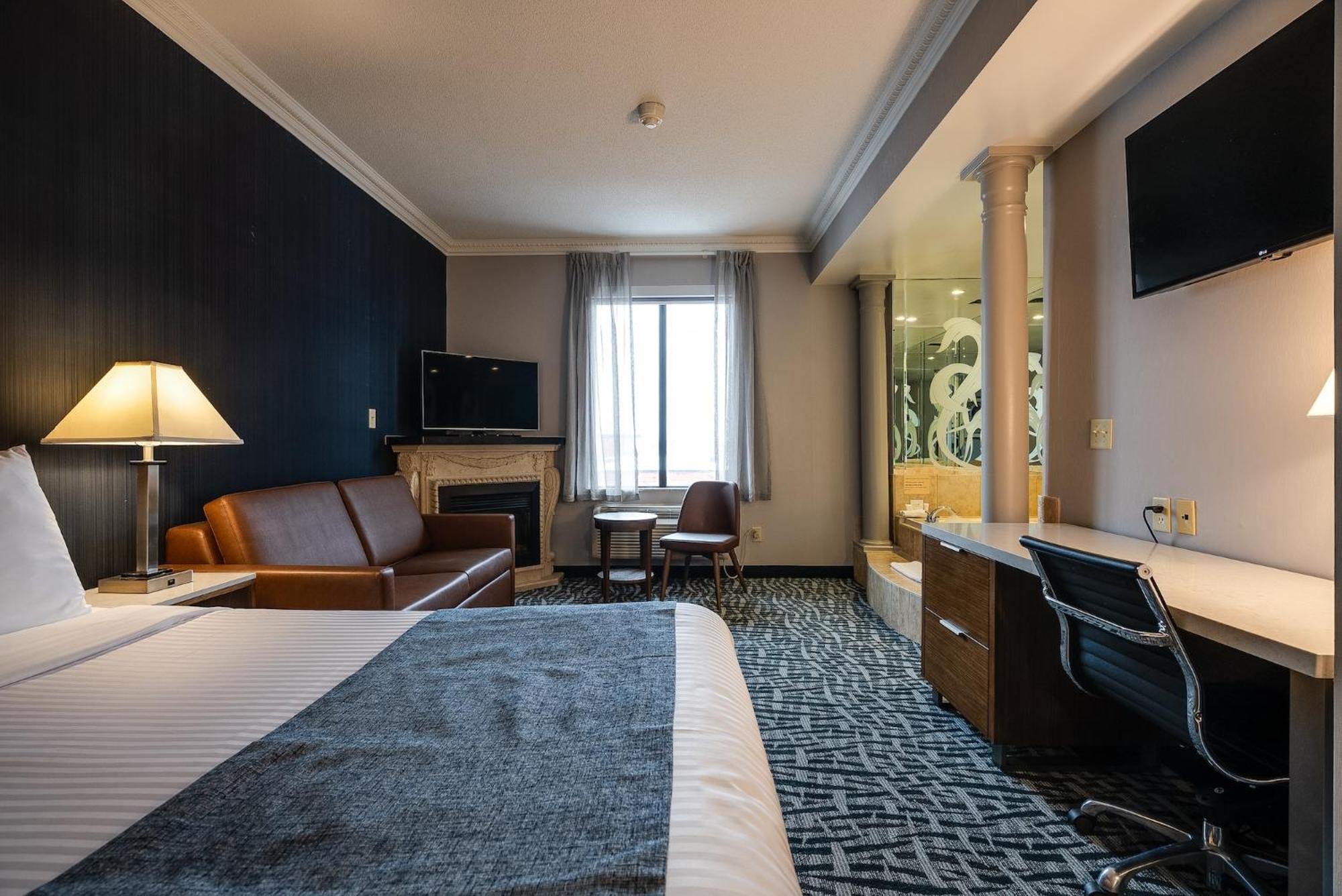 Deluxe Queen Suite