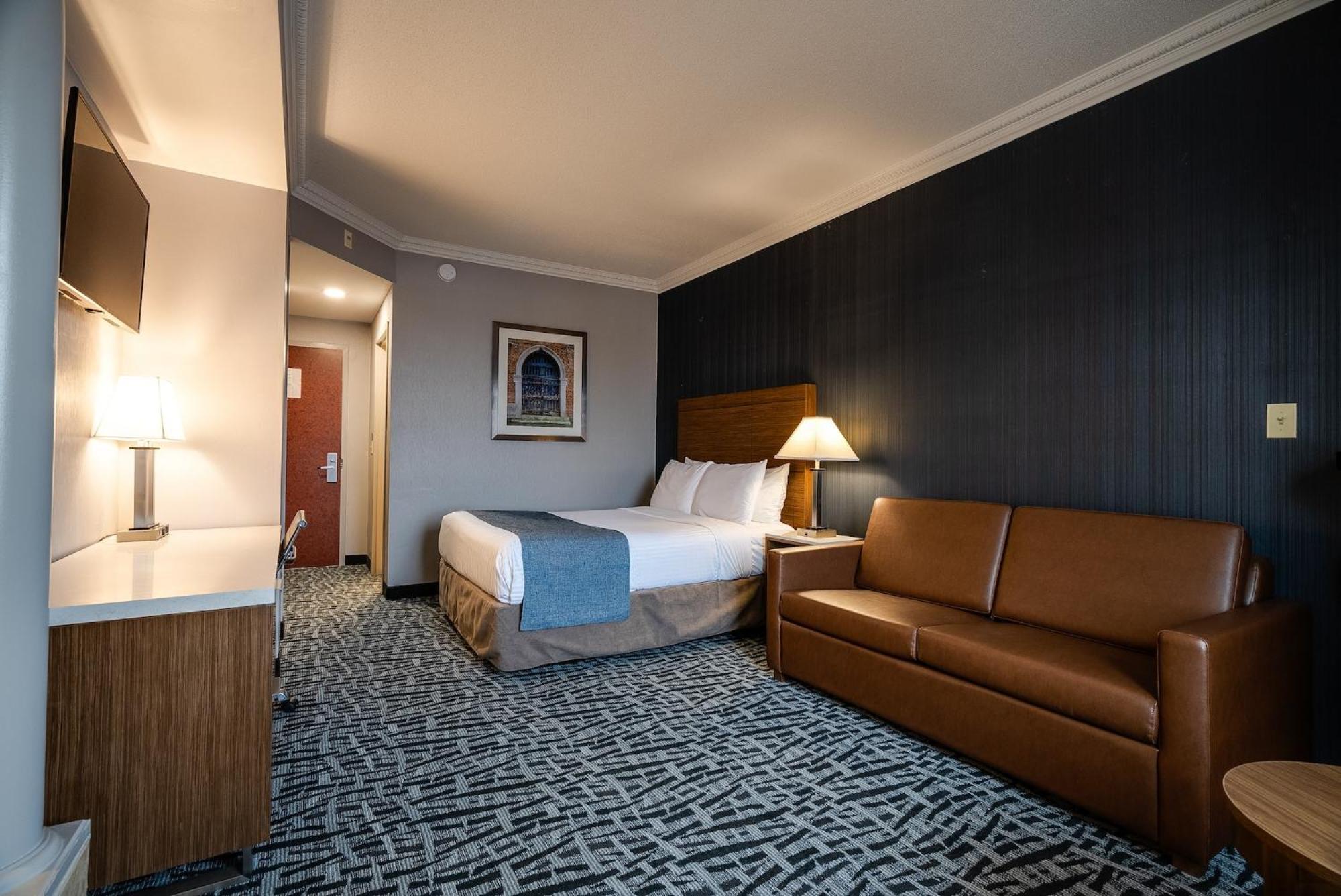 Deluxe Queen Suite