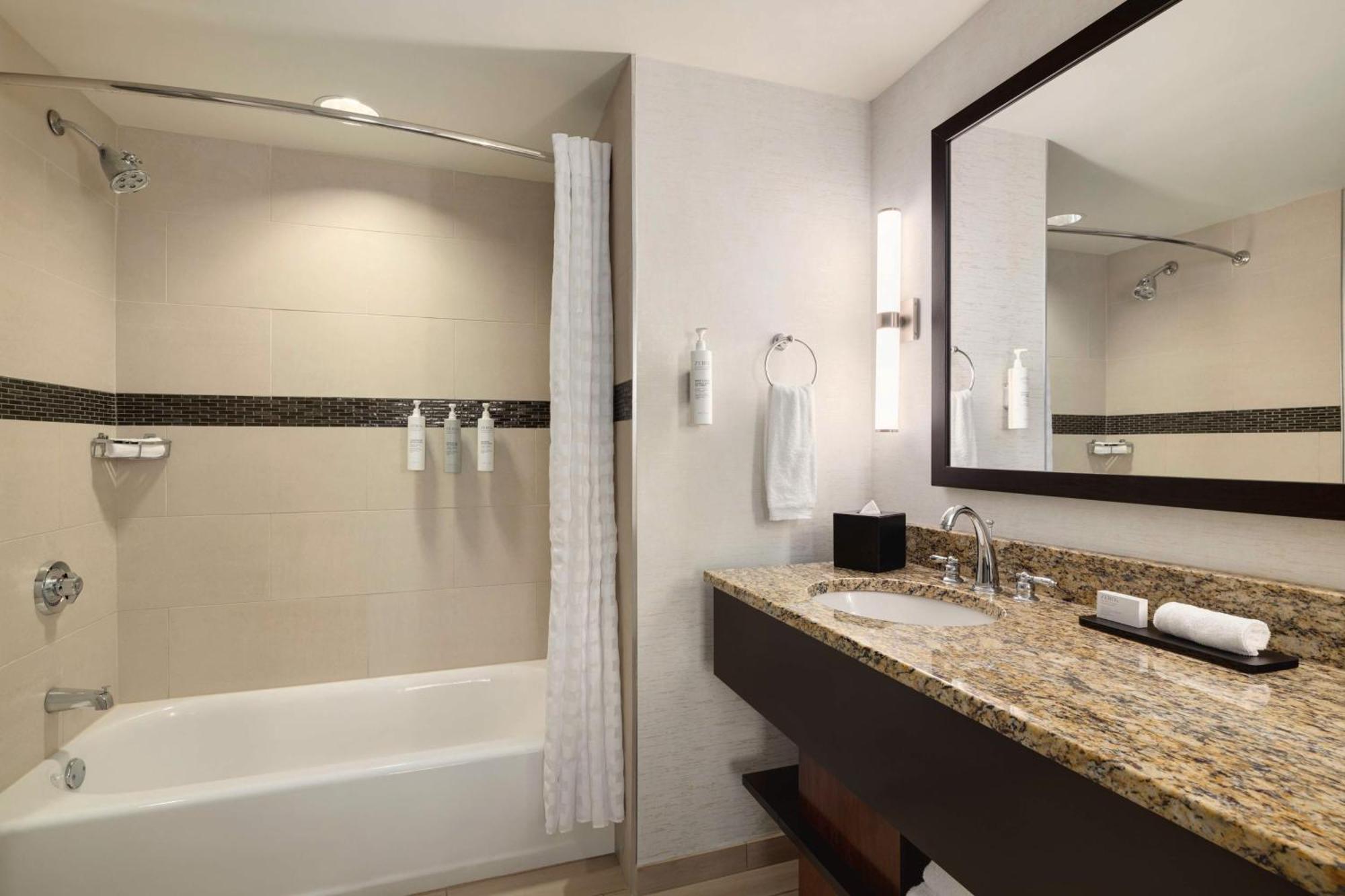 One-Bedroom Queen Suite Two Queen Beds