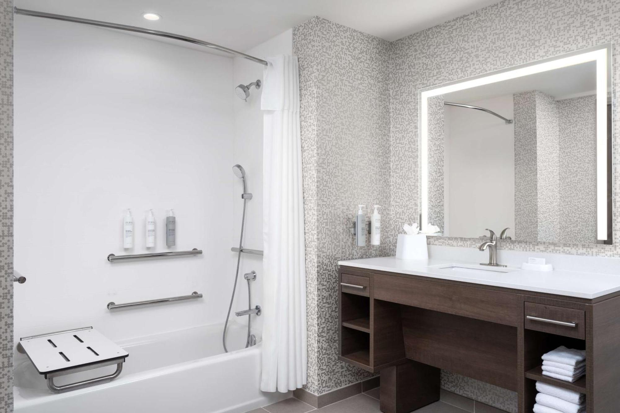 One-Bedroom King Suite with Bath Tub - Mobility Accessible,1636977704:JPEG