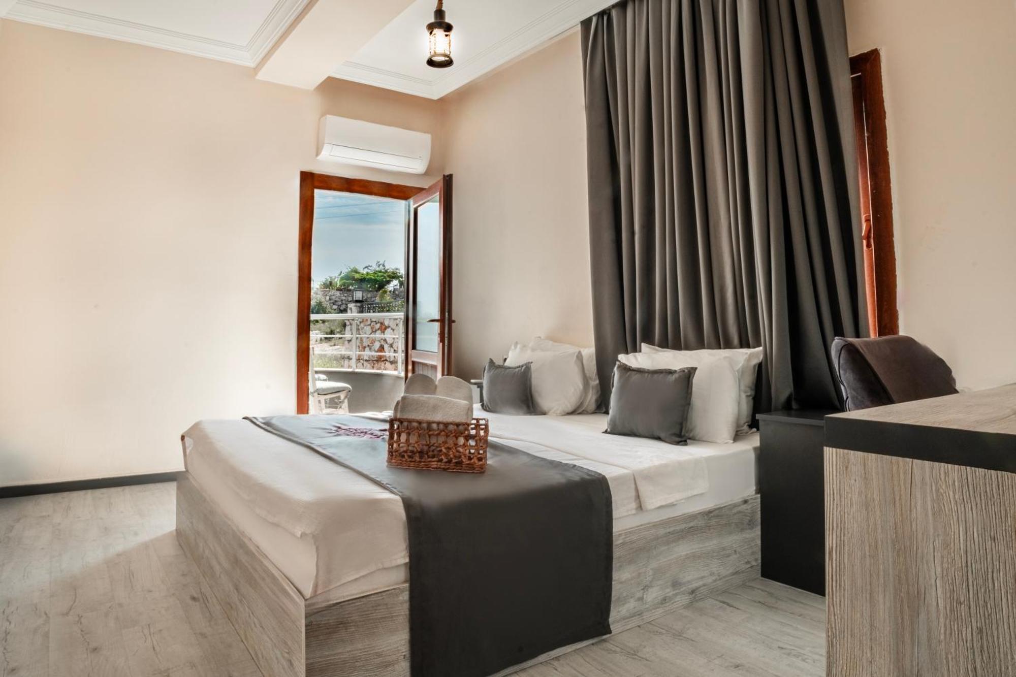 Family Room,1640366322:JPEG