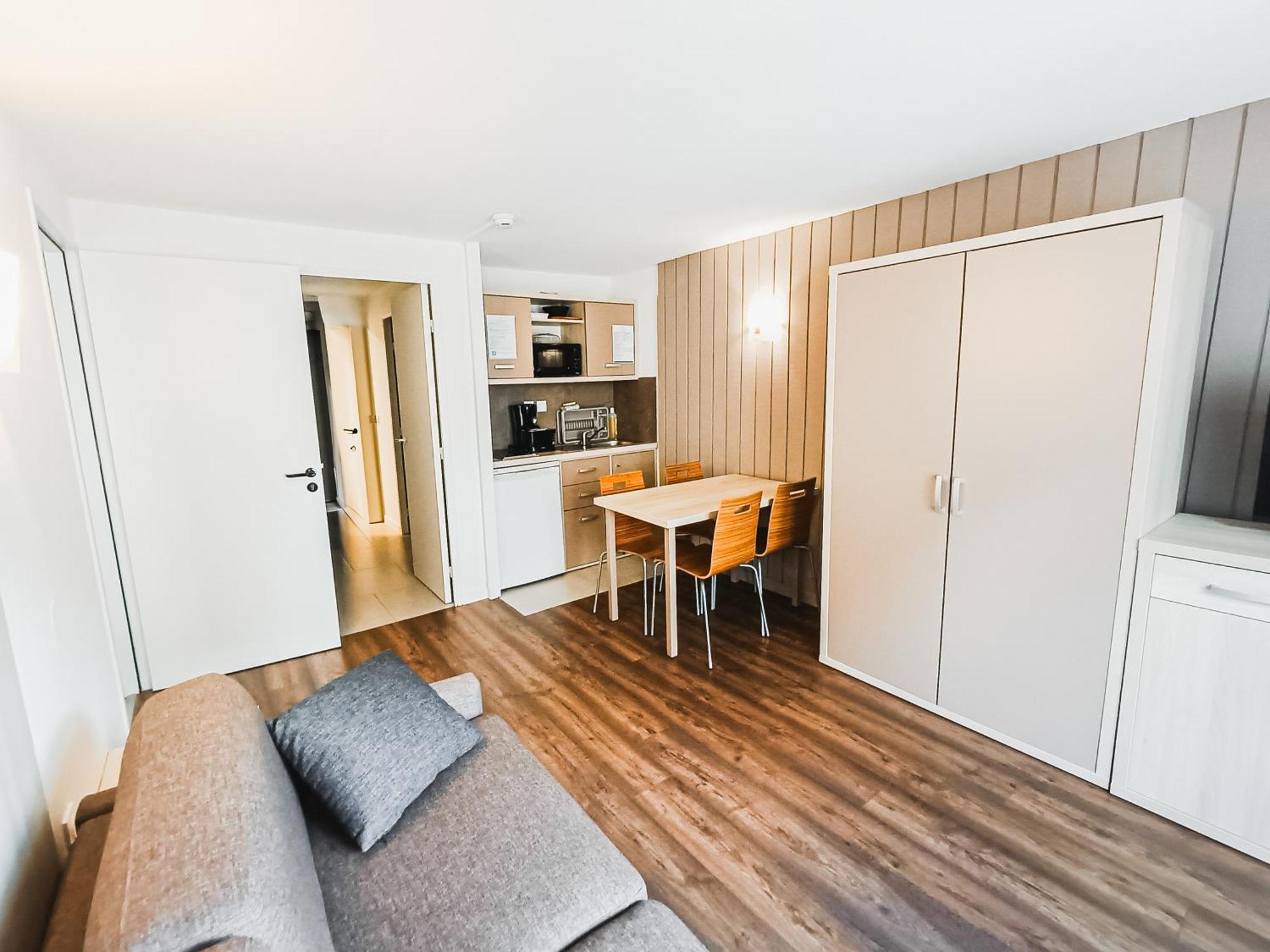 Communicating studios 6-8 people,1641728630:JPEG