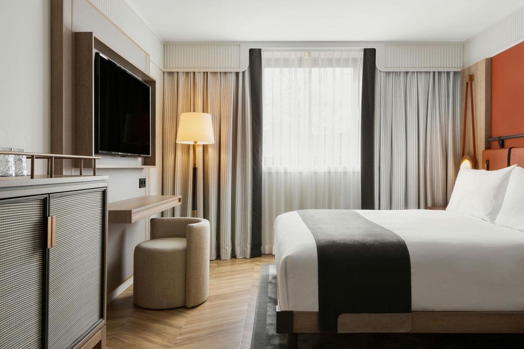 Deluxe King Room Church View