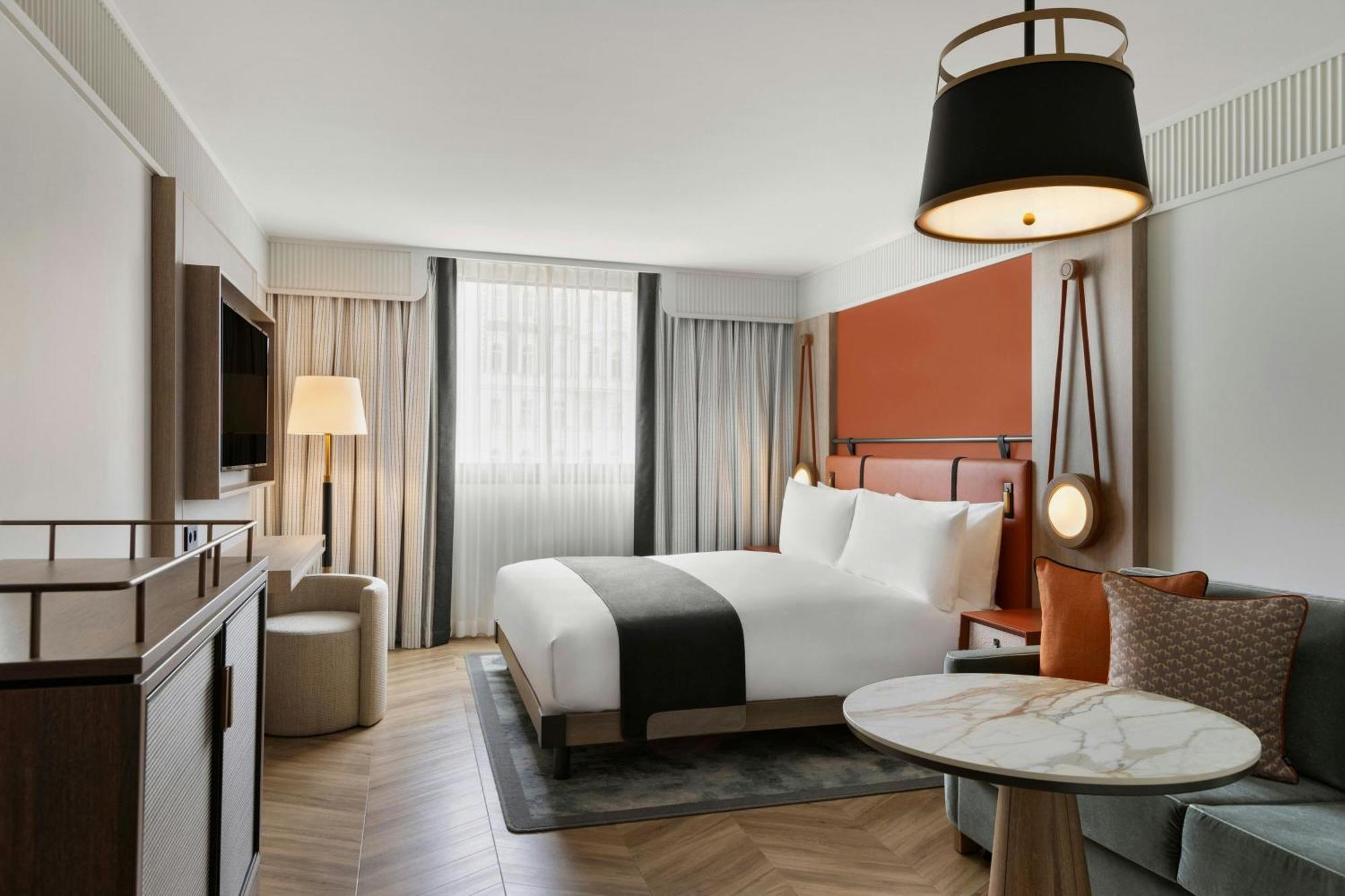 Deluxe Family Room King Bed Sofa Bed