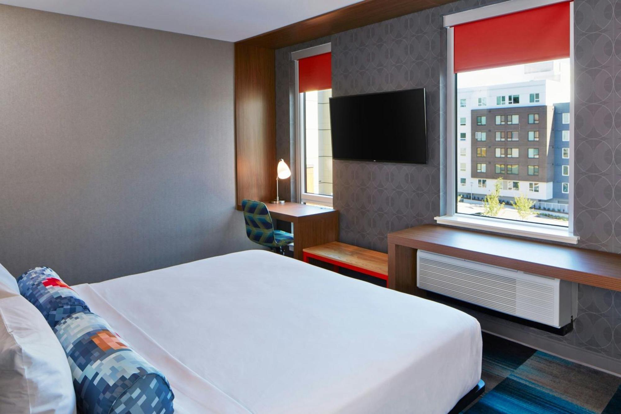 Aloft Guest room 1 King