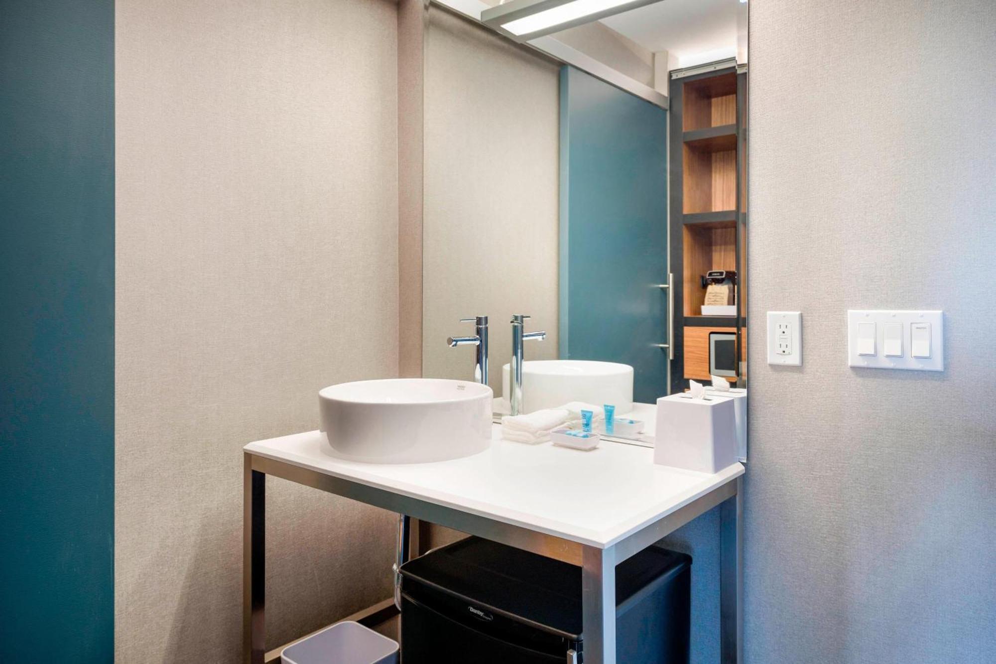 Aloft Guest room 2 Queen