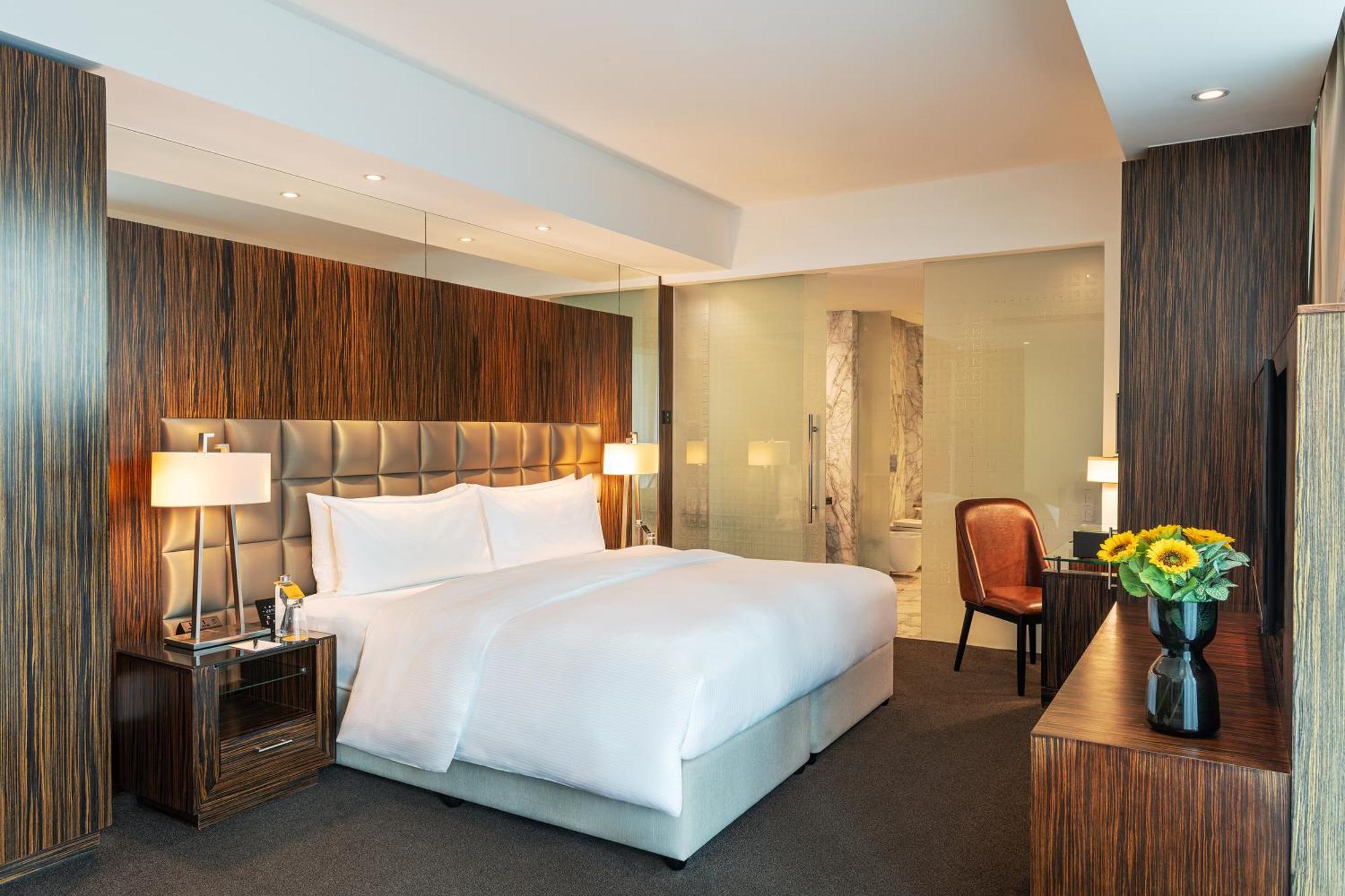 Deluxe Corner King Room - Non-Smoking - Includes daily access to Riva Beach Club with free shuttle service,1649885704:JPEG