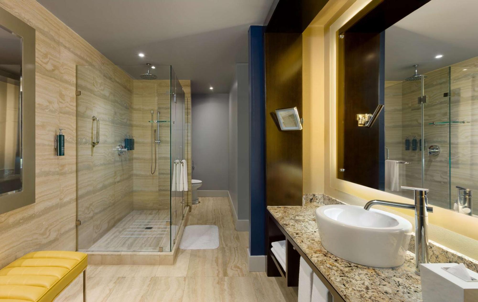 Quarto Premium Duplo com 2 Camas de Casal e Vista do Mar