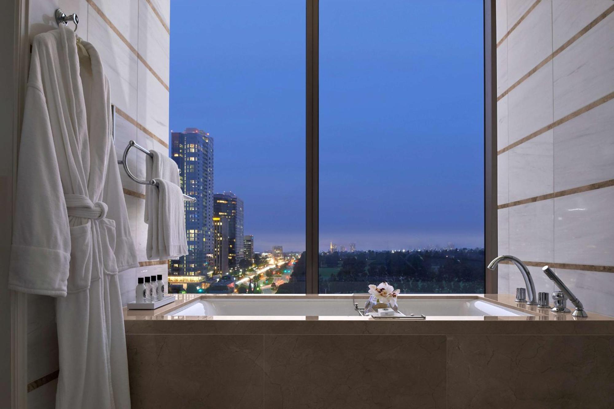 Deluxe Corner Junior Suite with Terrace and View - High Floor