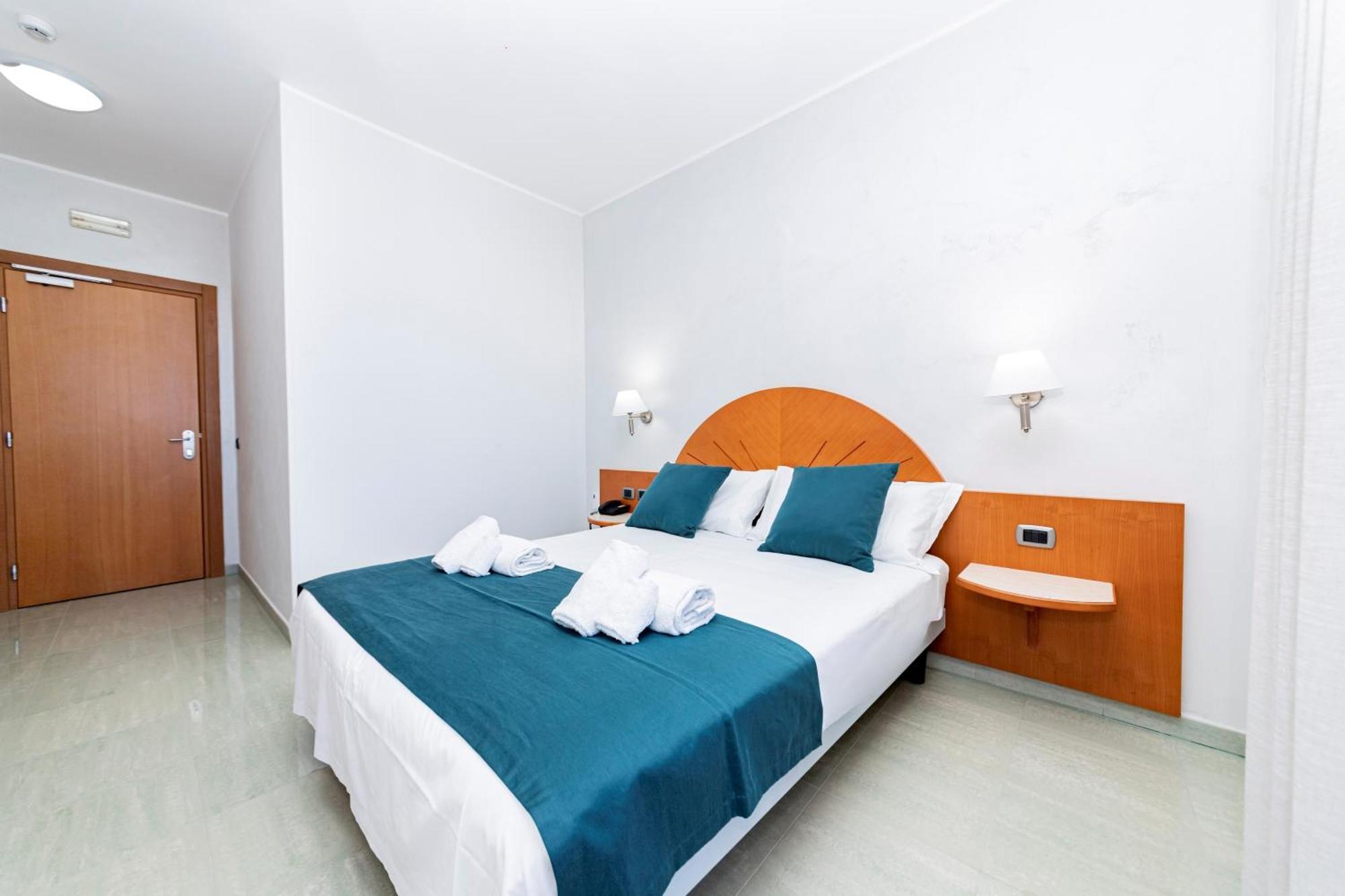Deluxe Double Room Side Sea View