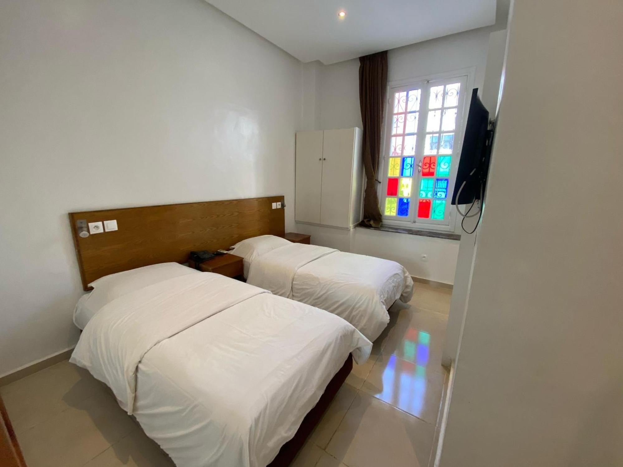 Tweepersoonskamer met 2 Aparte Bedden en Eigen Badkamer