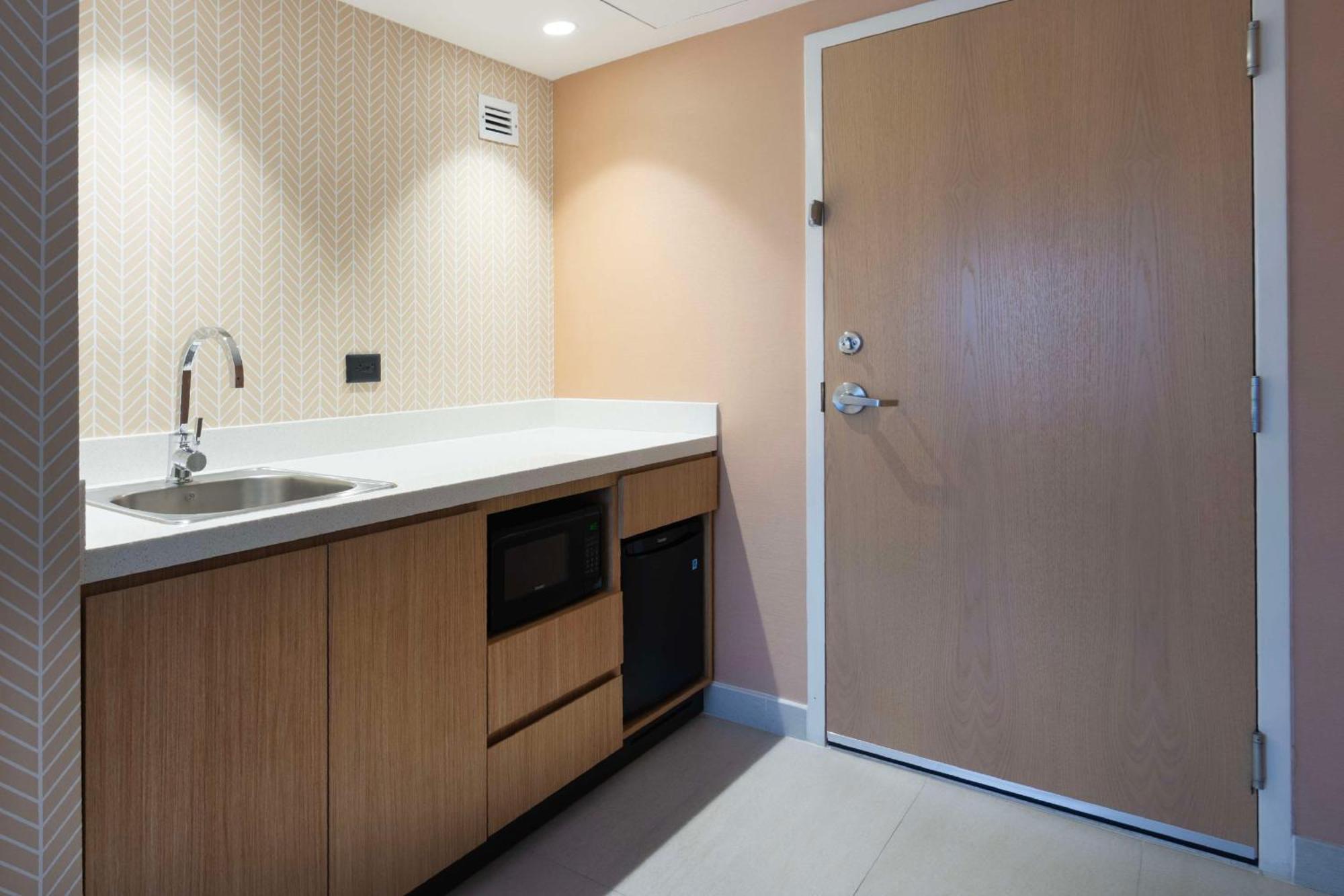 One-Bedroom King Suite - Non-Smoking