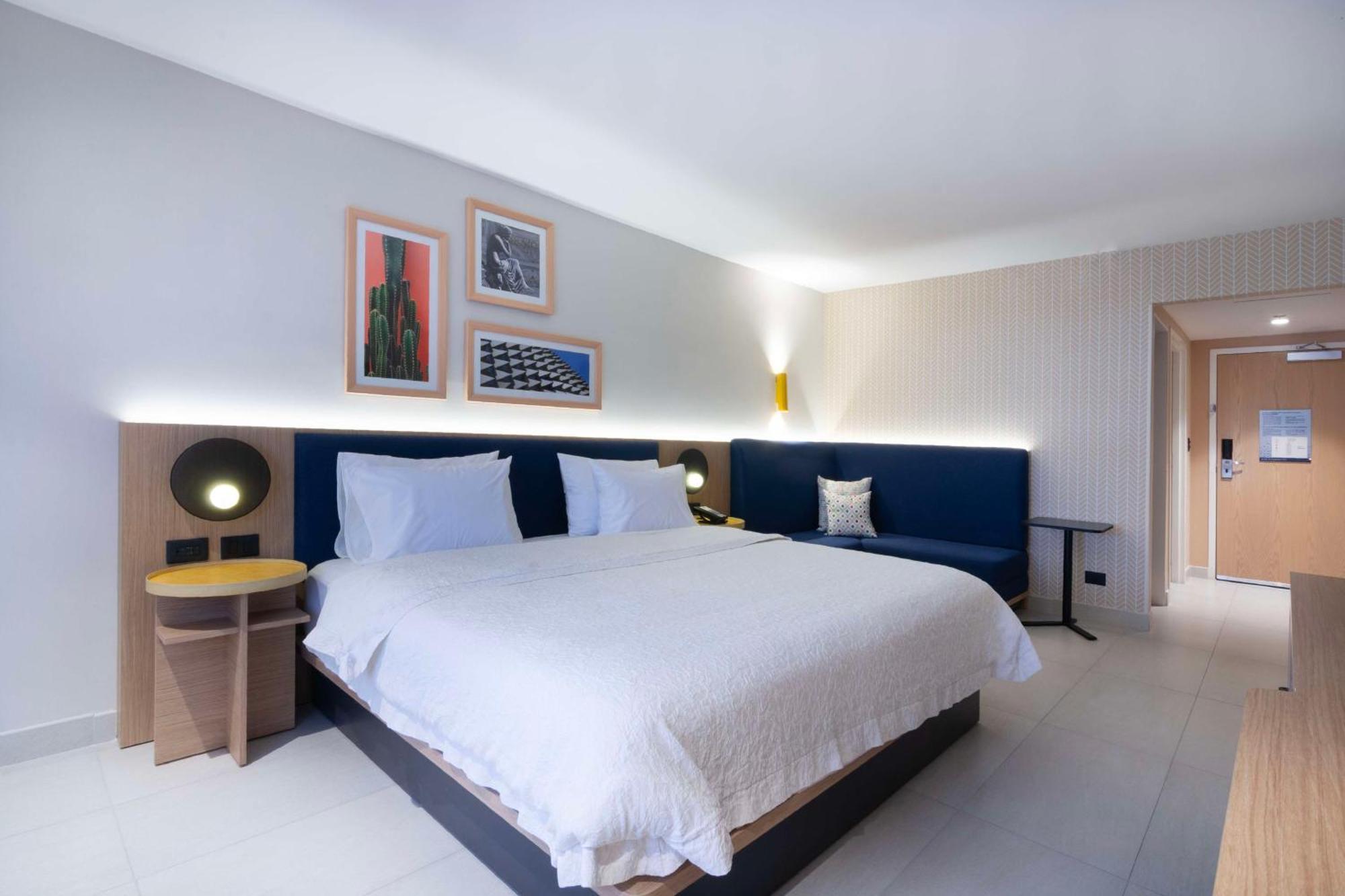 King Room with King Bed - Non-Smoking