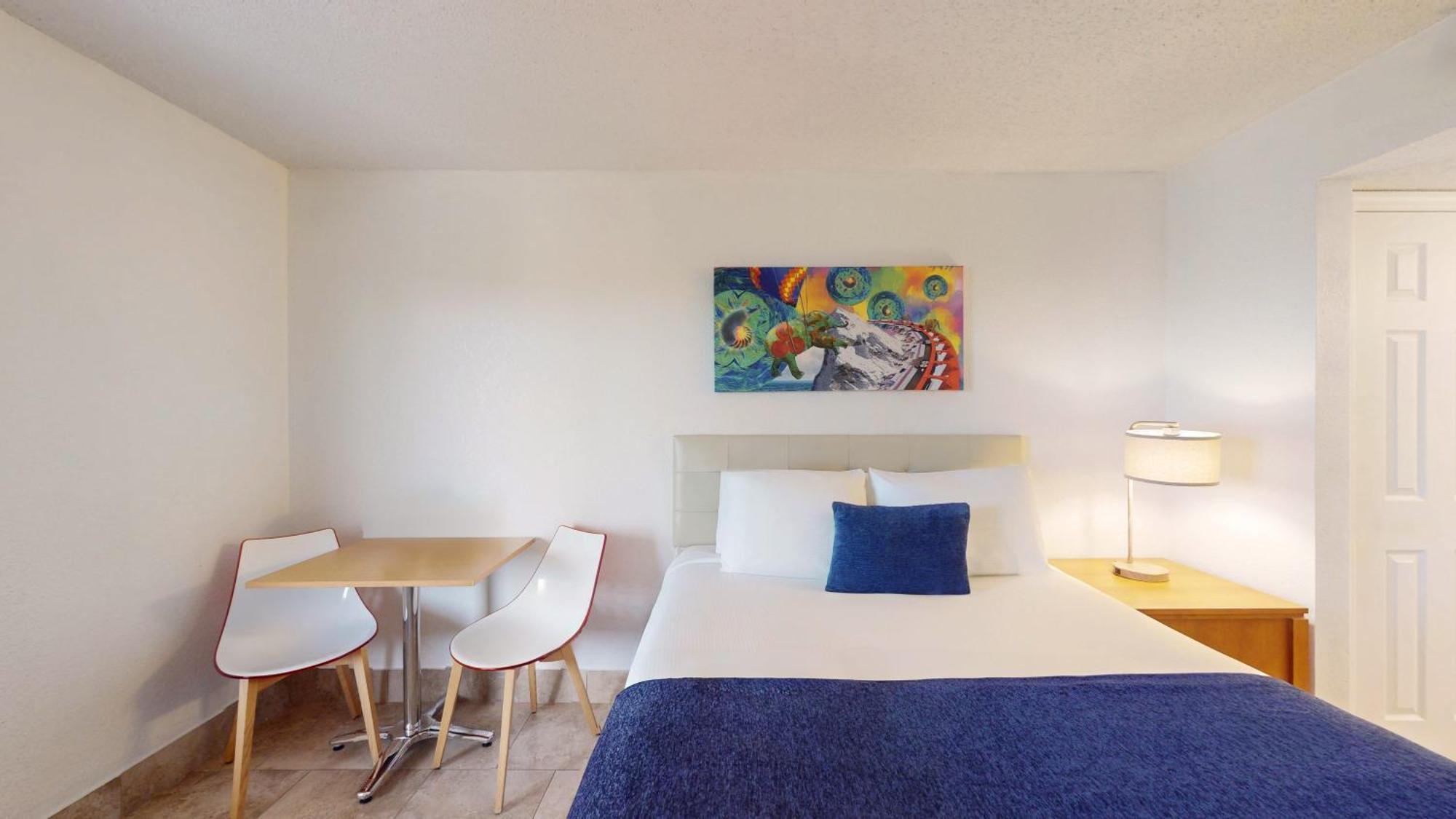 Standard Room 1 Queen Bed