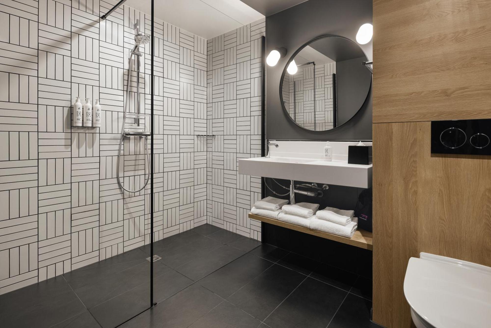 Moxy Queen Room
