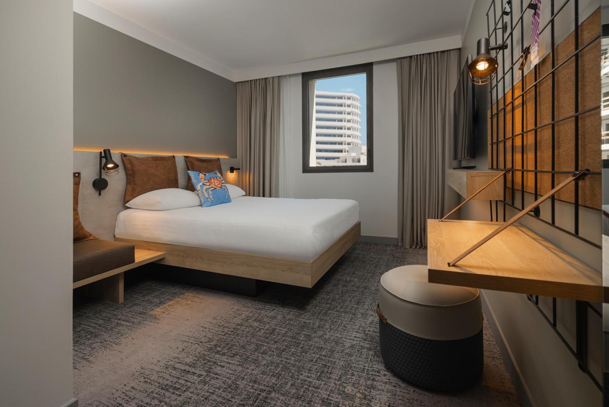 Moxy Queen Room