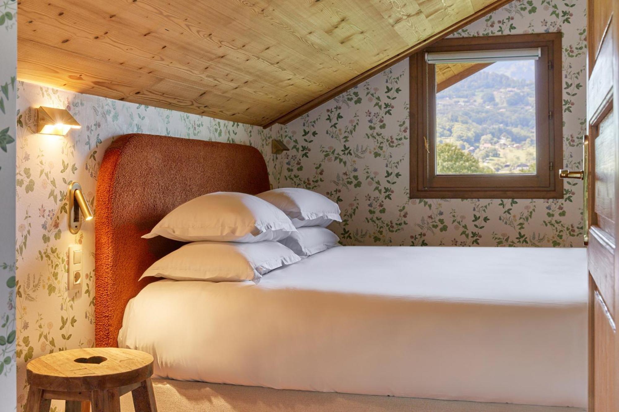 One-Bedroom Apartment Balcony Mountain View Non-Smoking