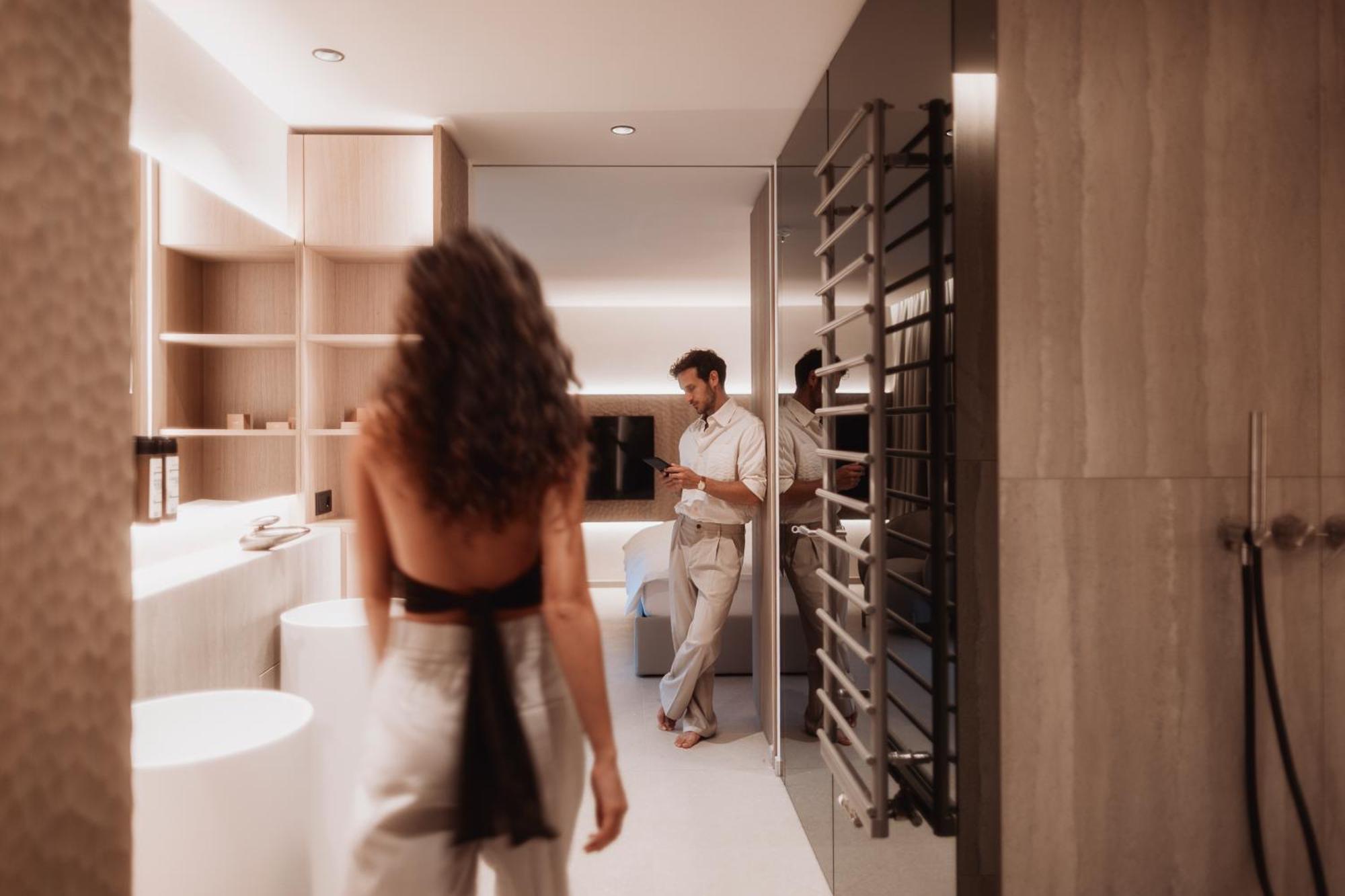 Suite with Hot Tub,1687477779:JPEG