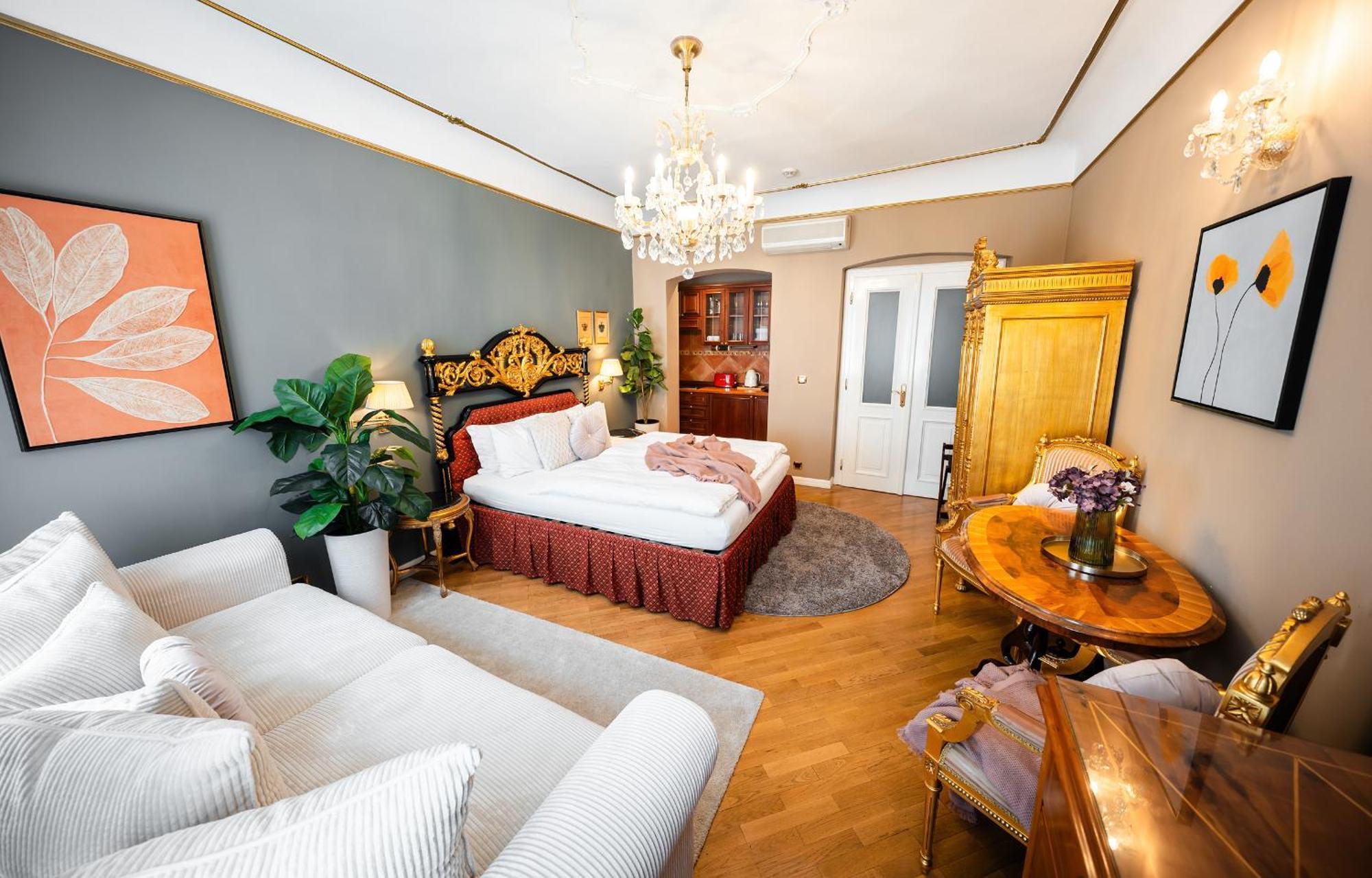 Deluxe Studio