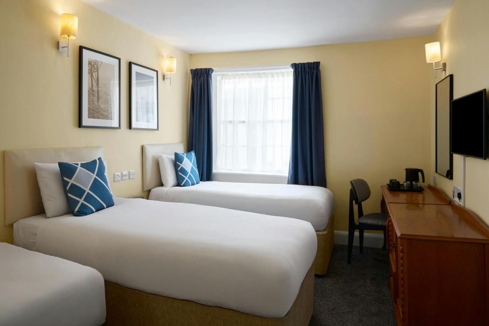 Triple room with 3 Single beds