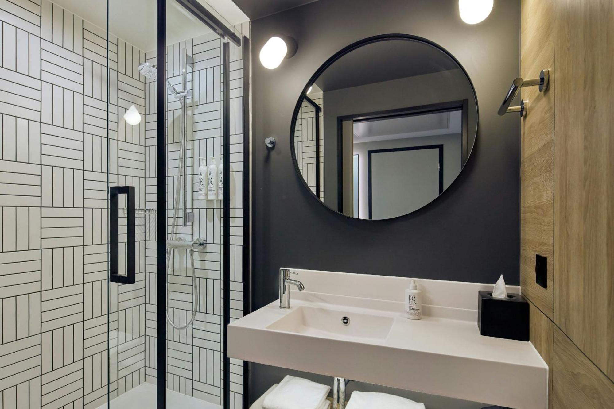 Moxy Queen Room