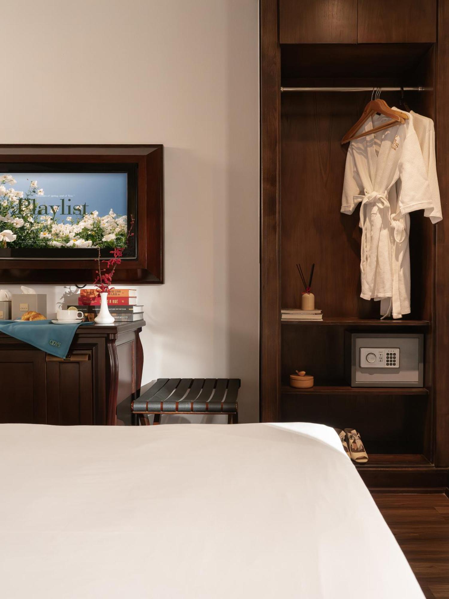 Superior Twin Room No Window Daily Minibar & 1 time Afternoon Tea