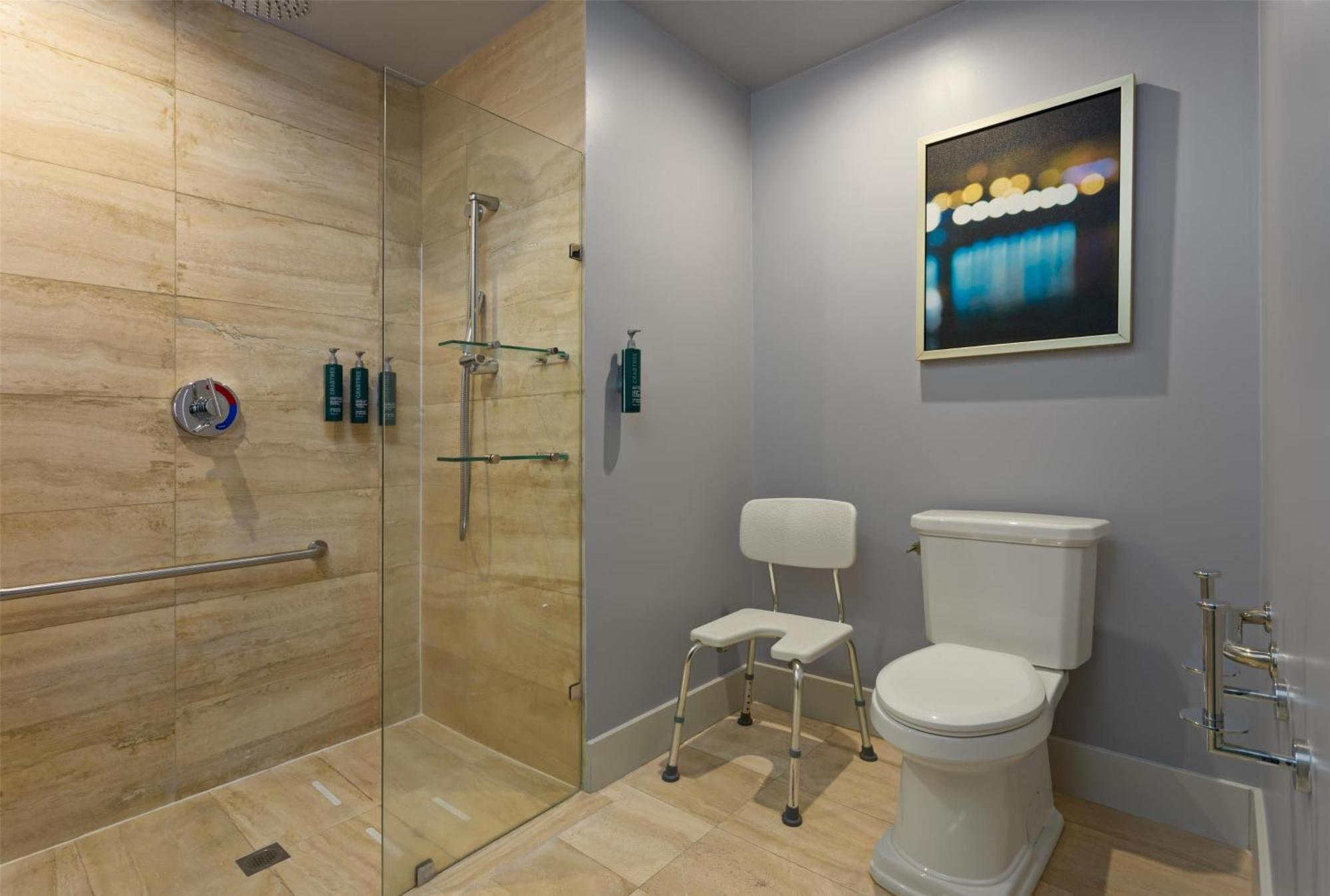 Quarto Duplo com 2 Camas de Casal e Chuveiro Acessível a Cadeirantes - Acessível para Hóspedes com Mobilidade Reduzida