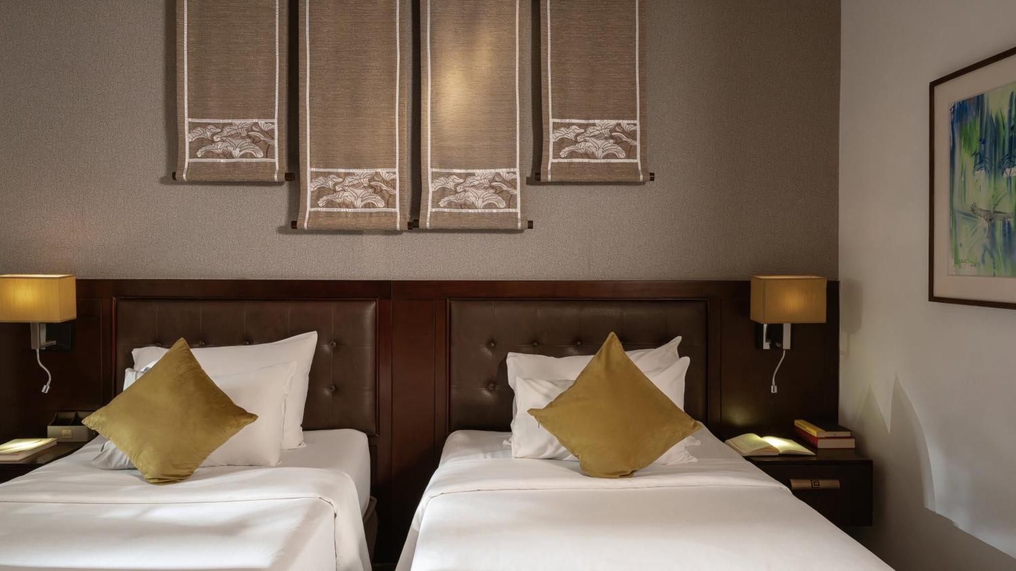 Superior Twin Room No Window Daily Minibar & 1 time Afternoon Tea