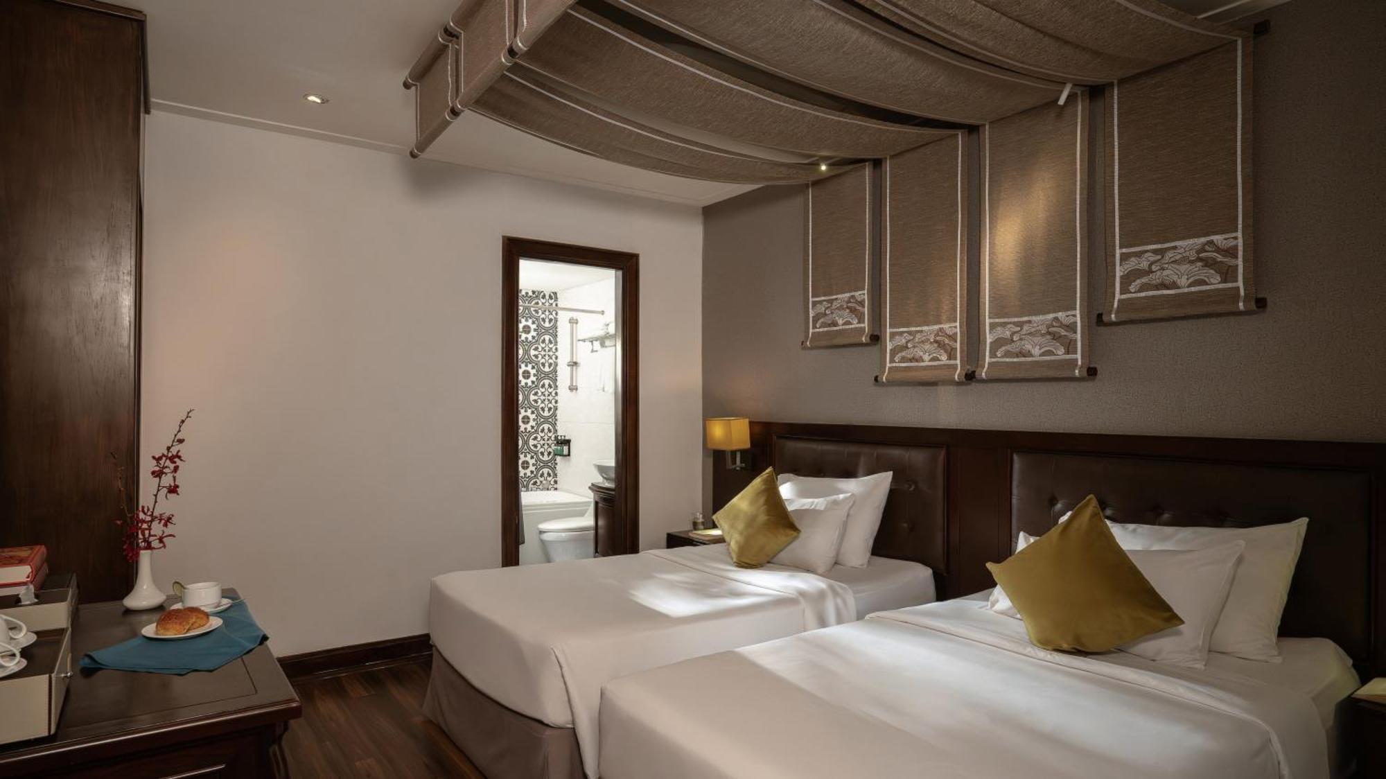 Superior Twin Room No Window Daily Minibar & 1 time Afternoon Tea