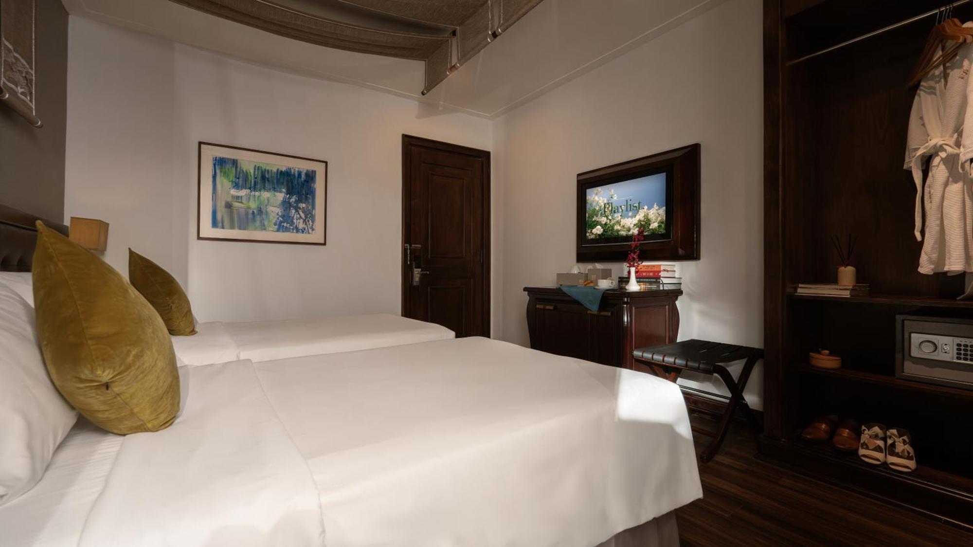 Superior Twin Room No Window Daily Minibar & 1 time Afternoon Tea